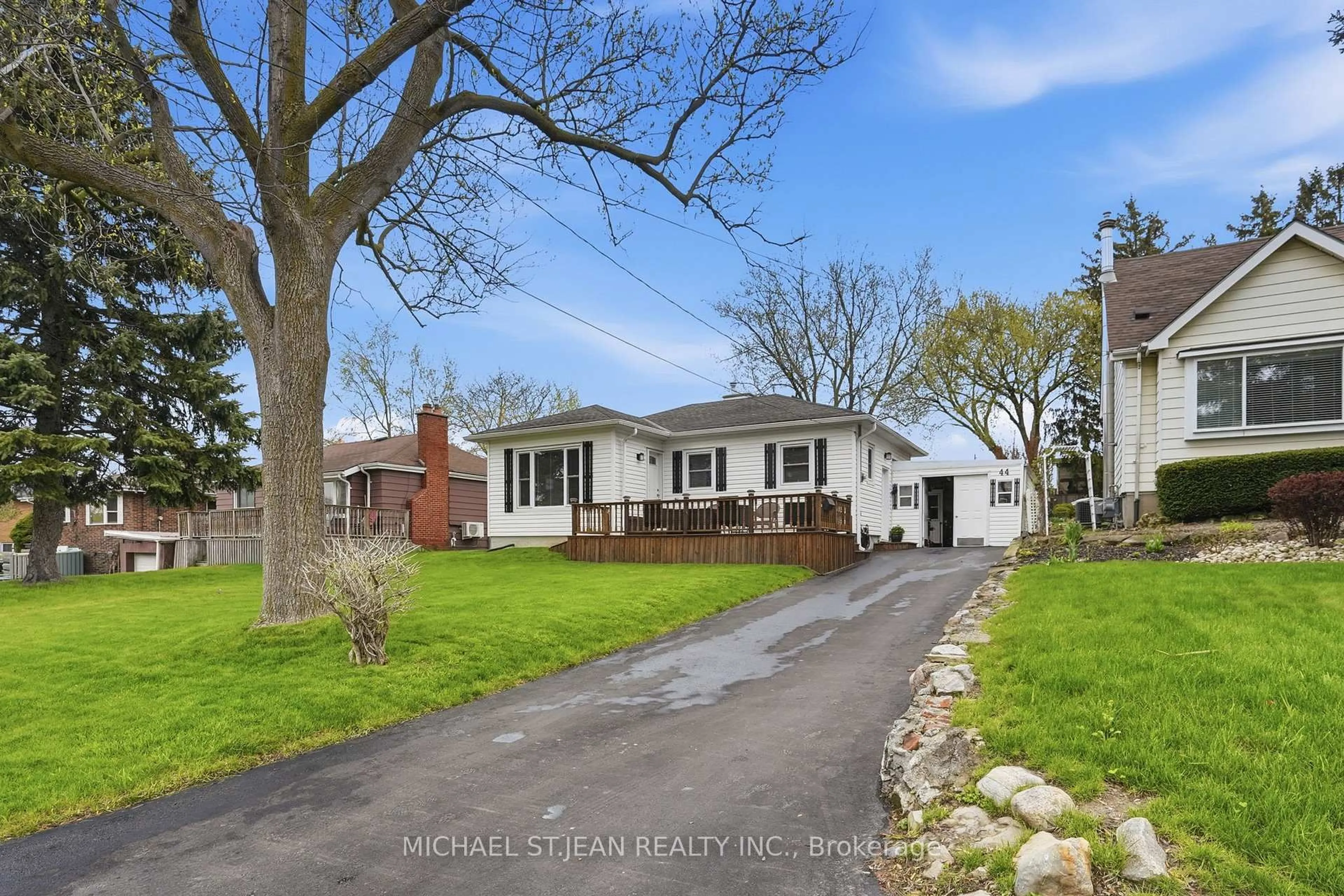 A pic from outside/outdoor area/front of a property/back of a property/a pic from drone, street for 44 Lake Ave, Hamilton Ontario L8E 1L3
