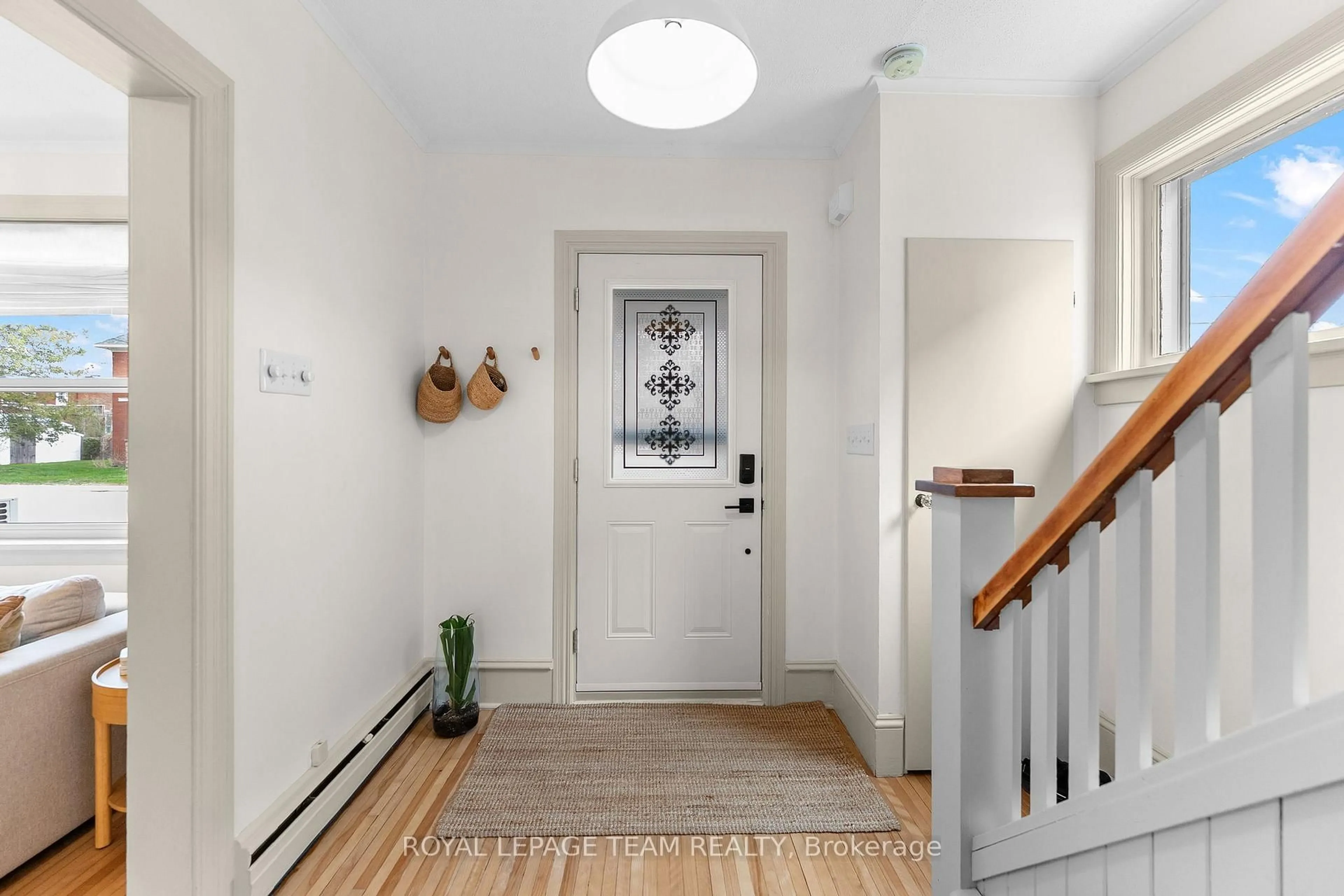 Indoor entryway for 20 James St, Smiths Falls Ontario K7A 1W8
