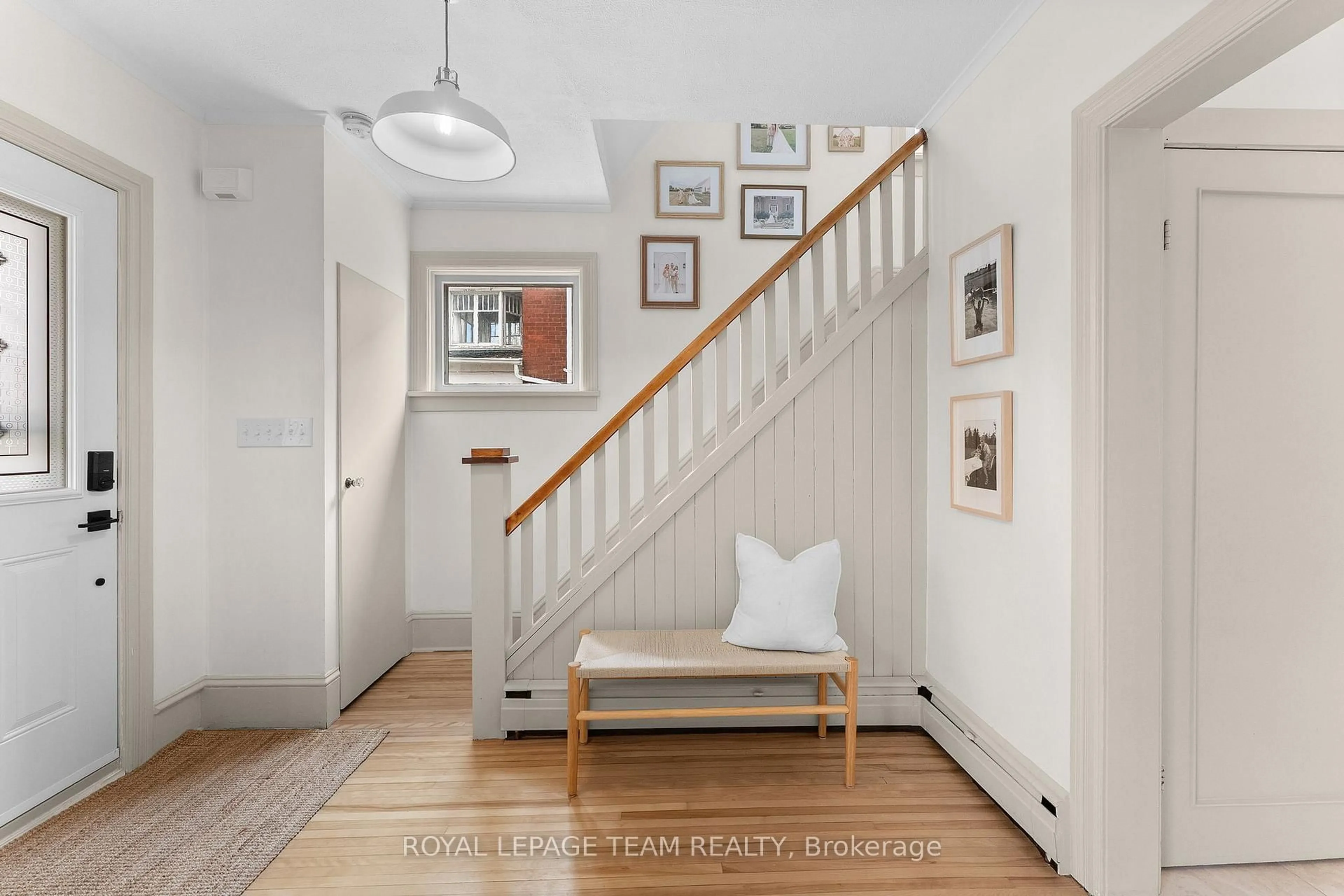 Indoor entryway for 20 James St, Smiths Falls Ontario K7A 1W8