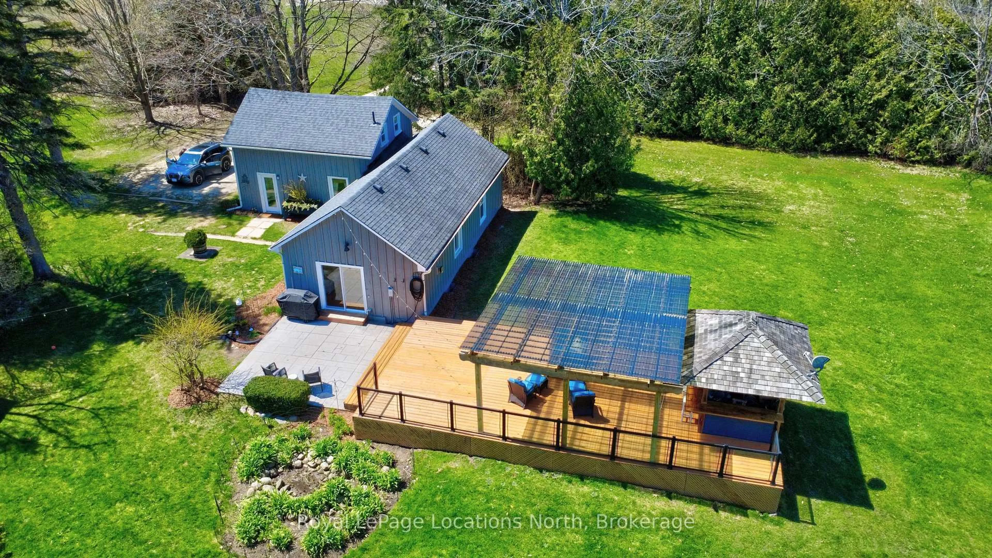 A pic from outside/outdoor area/front of a property/back of a property/a pic from drone, building for 111 Marsh St, Blue Mountains Ontario N0H 1J0