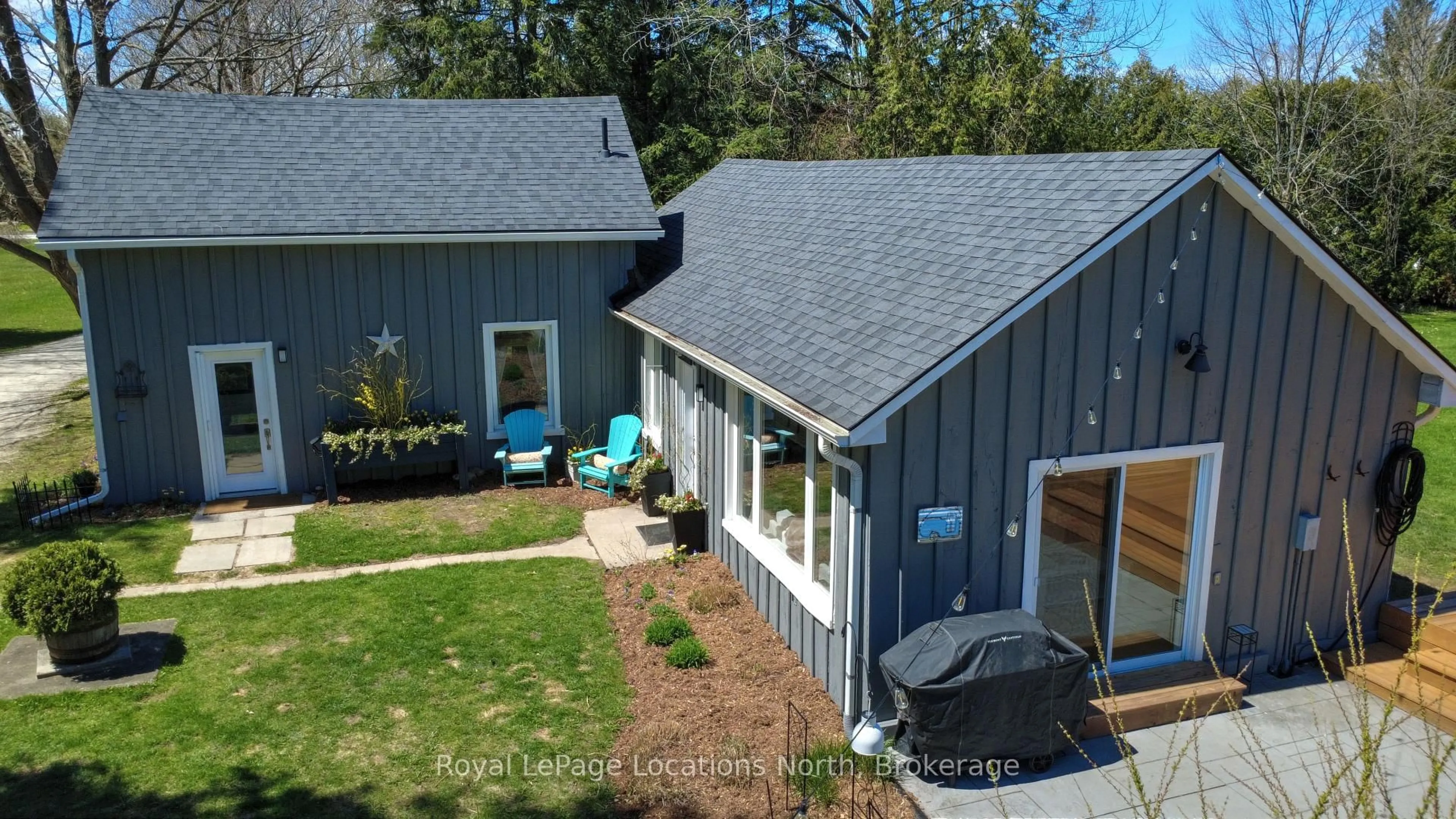 A pic from outside/outdoor area/front of a property/back of a property/a pic from drone, unknown for 111 Marsh St, Blue Mountains Ontario N0H 1J0