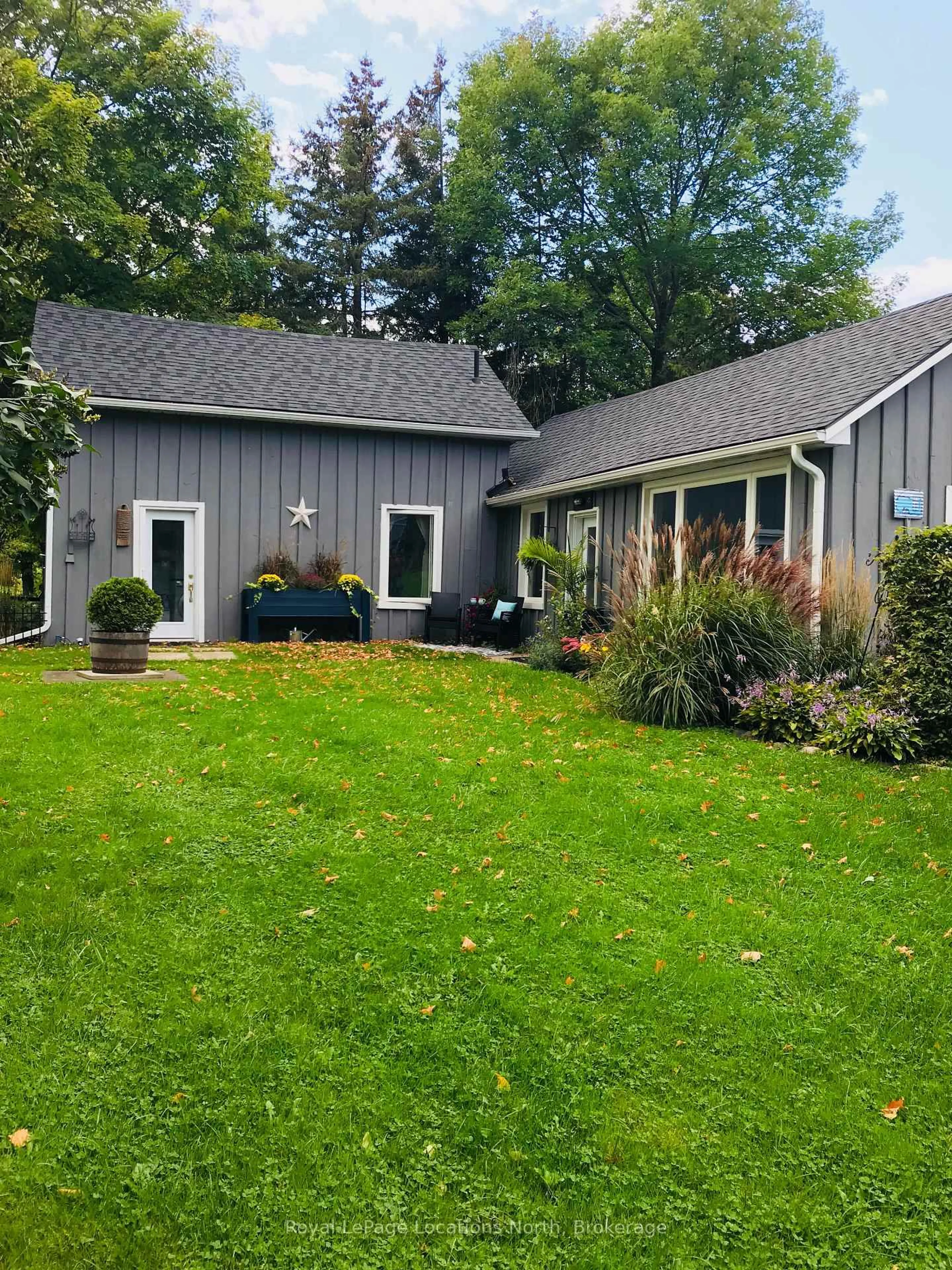 Home with vinyl exterior material, unknown for 111 Marsh St, Blue Mountains Ontario N0H 1J0