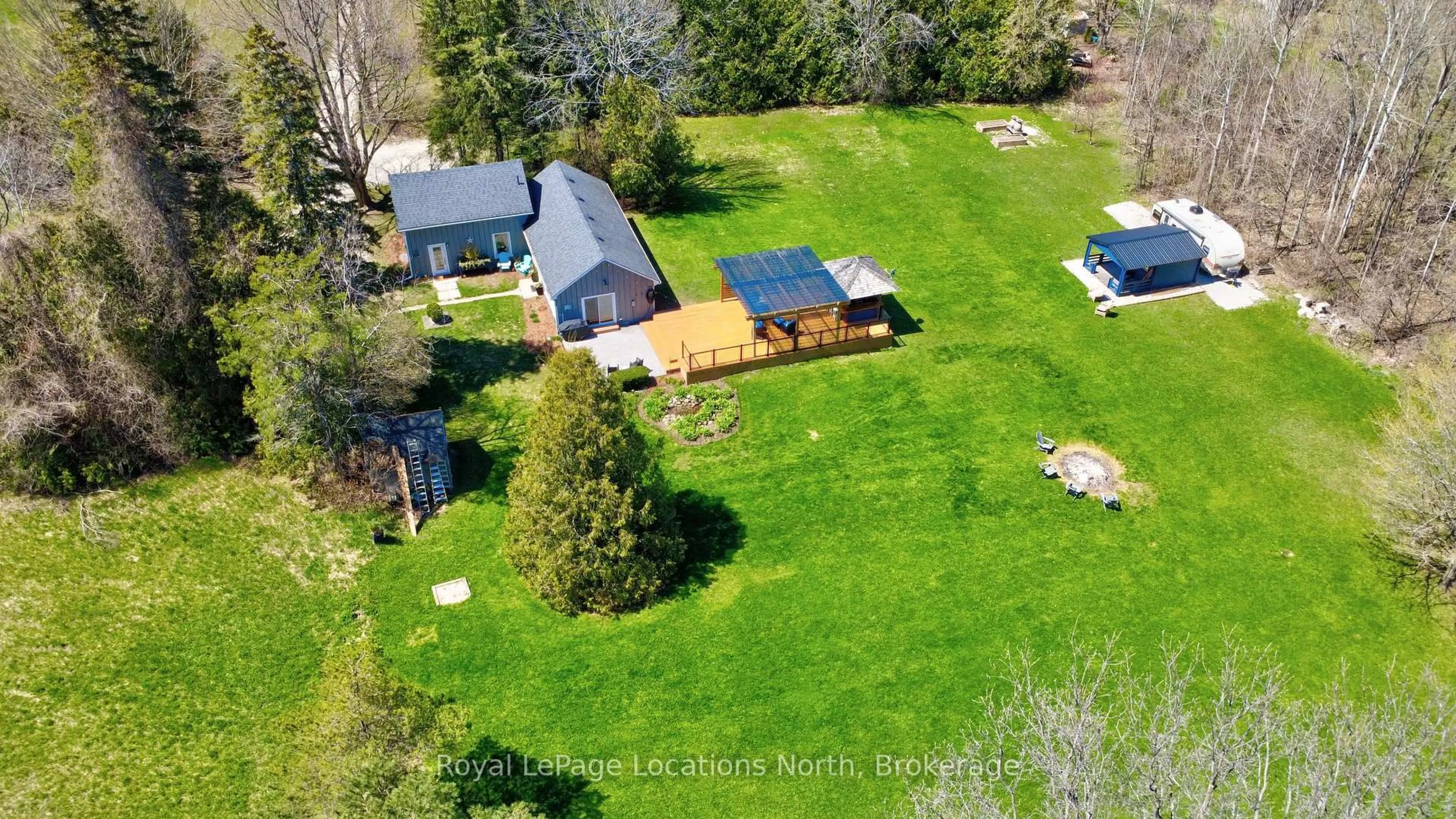 A pic from outside/outdoor area/front of a property/back of a property/a pic from drone, unknown for 111 Marsh St, Blue Mountains Ontario N0H 1J0
