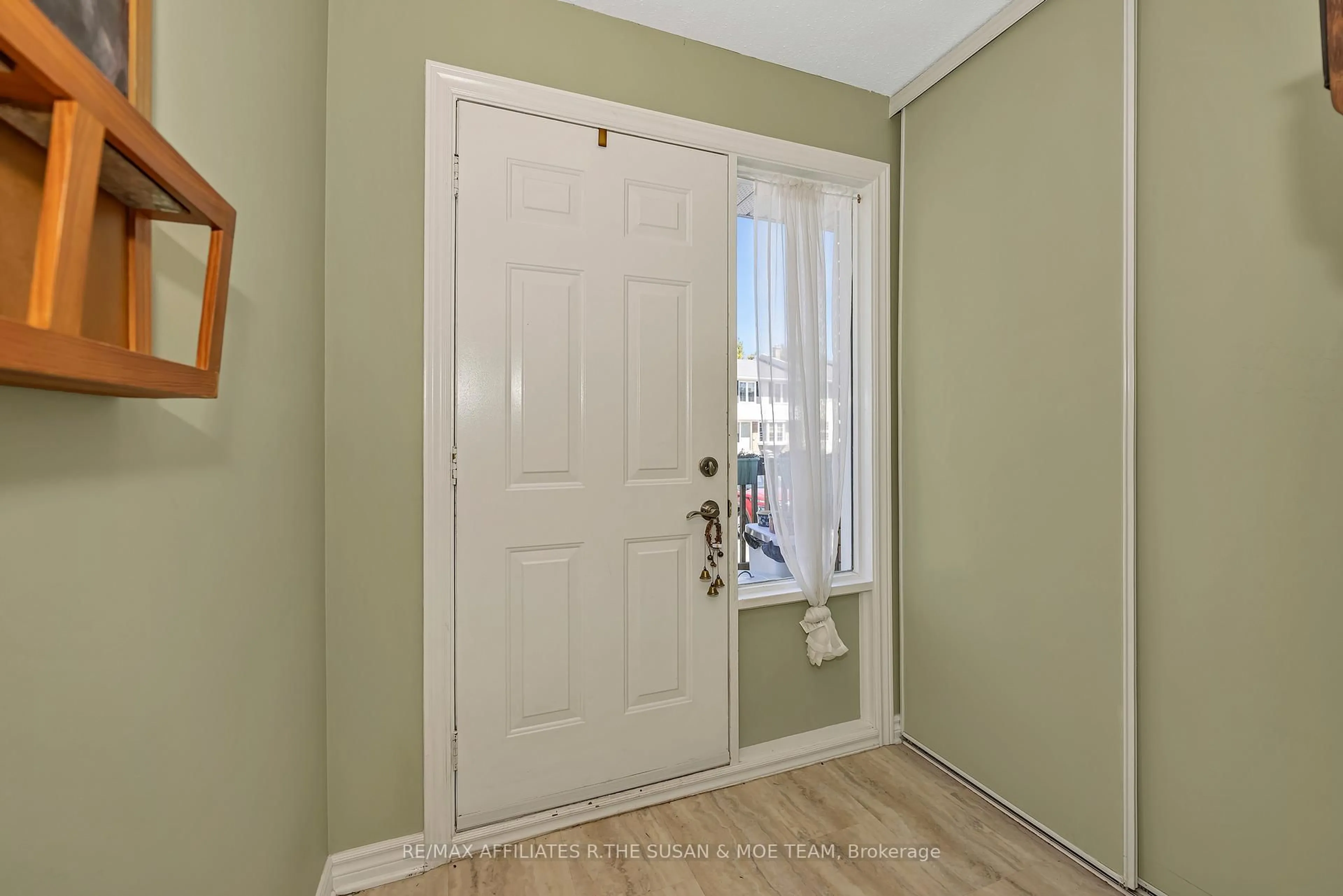 Indoor entryway for 35 Monterey Dr, Ottawa Ontario K2H 7A9