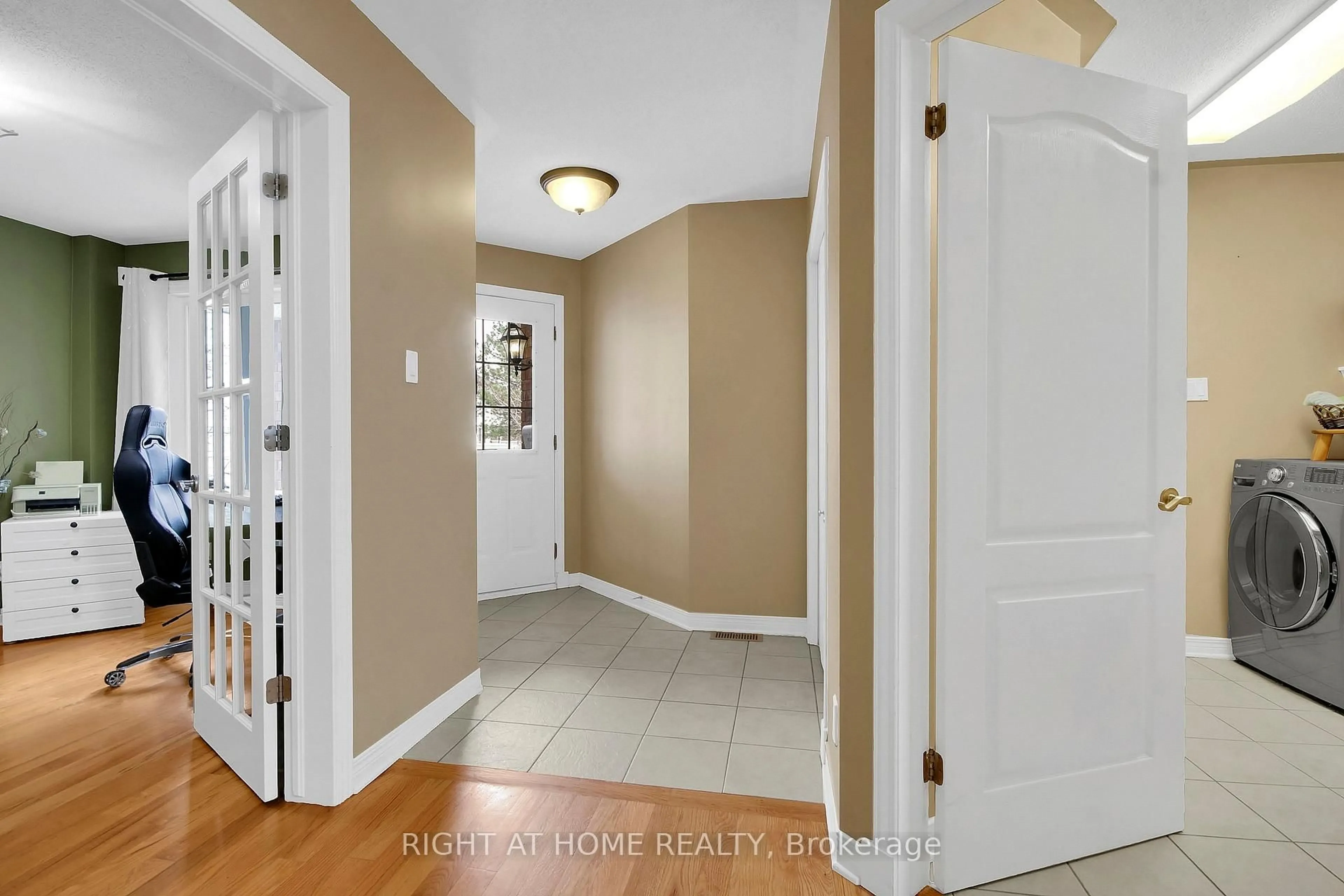 Indoor entryway for 4162 Wolfe Point Way, Ottawa Ontario K1V 1P5