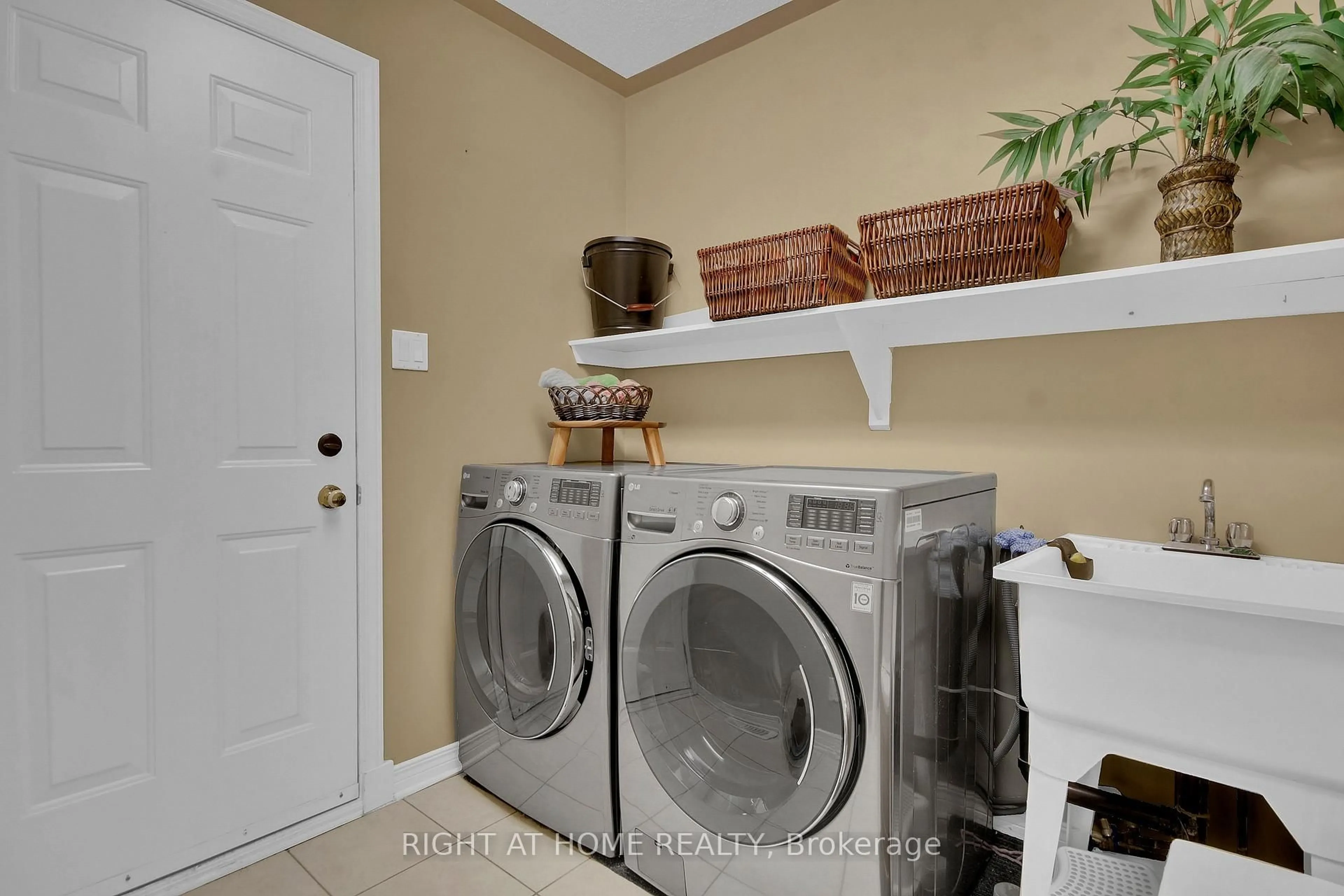 Laundry room for 4162 Wolfe Point Way, Ottawa Ontario K1V 1P5