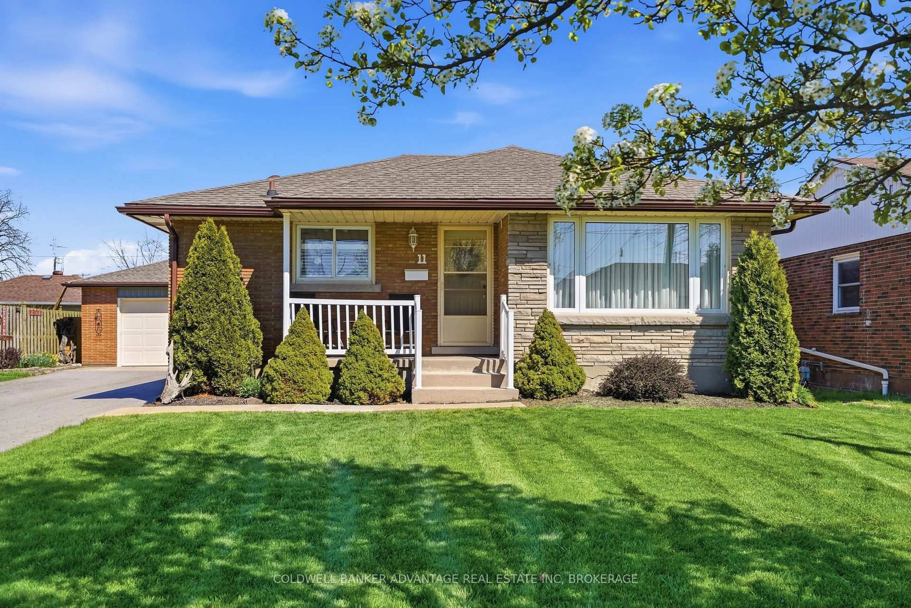 Home with vinyl exterior material, street for 11 Empress Ave, Welland Ontario L3B 1K6