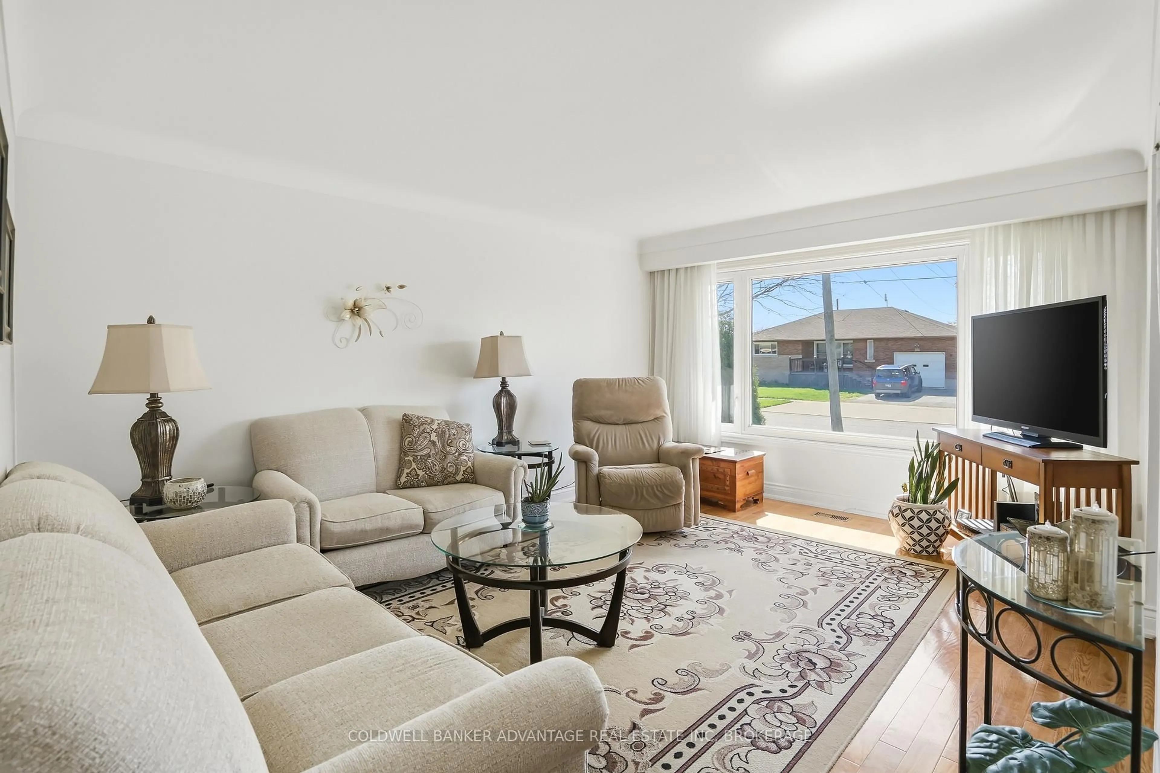 Living room with furniture, unknown for 11 Empress Ave, Welland Ontario L3B 1K6