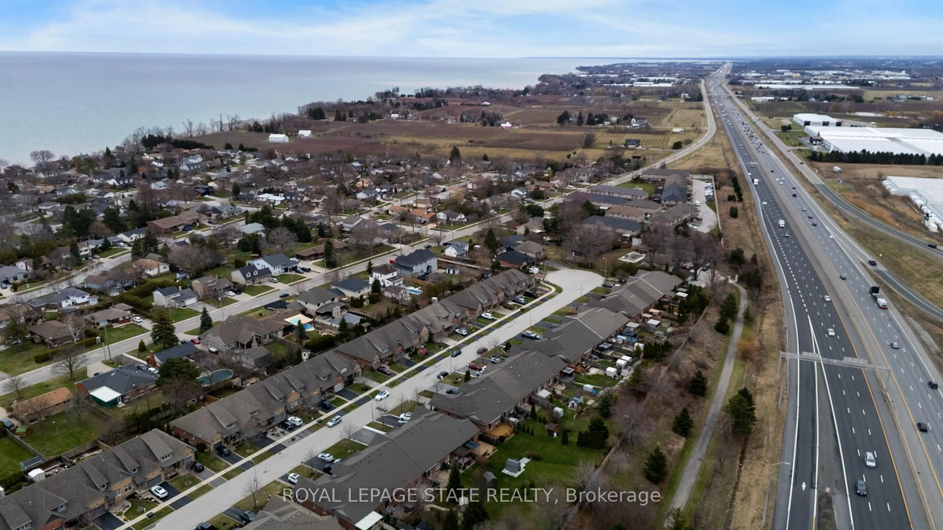 A pic from outside/outdoor area/front of a property/back of a property/a pic from drone, street for 30 Conrad Pl, Grimsby Ontario L3M 5S5