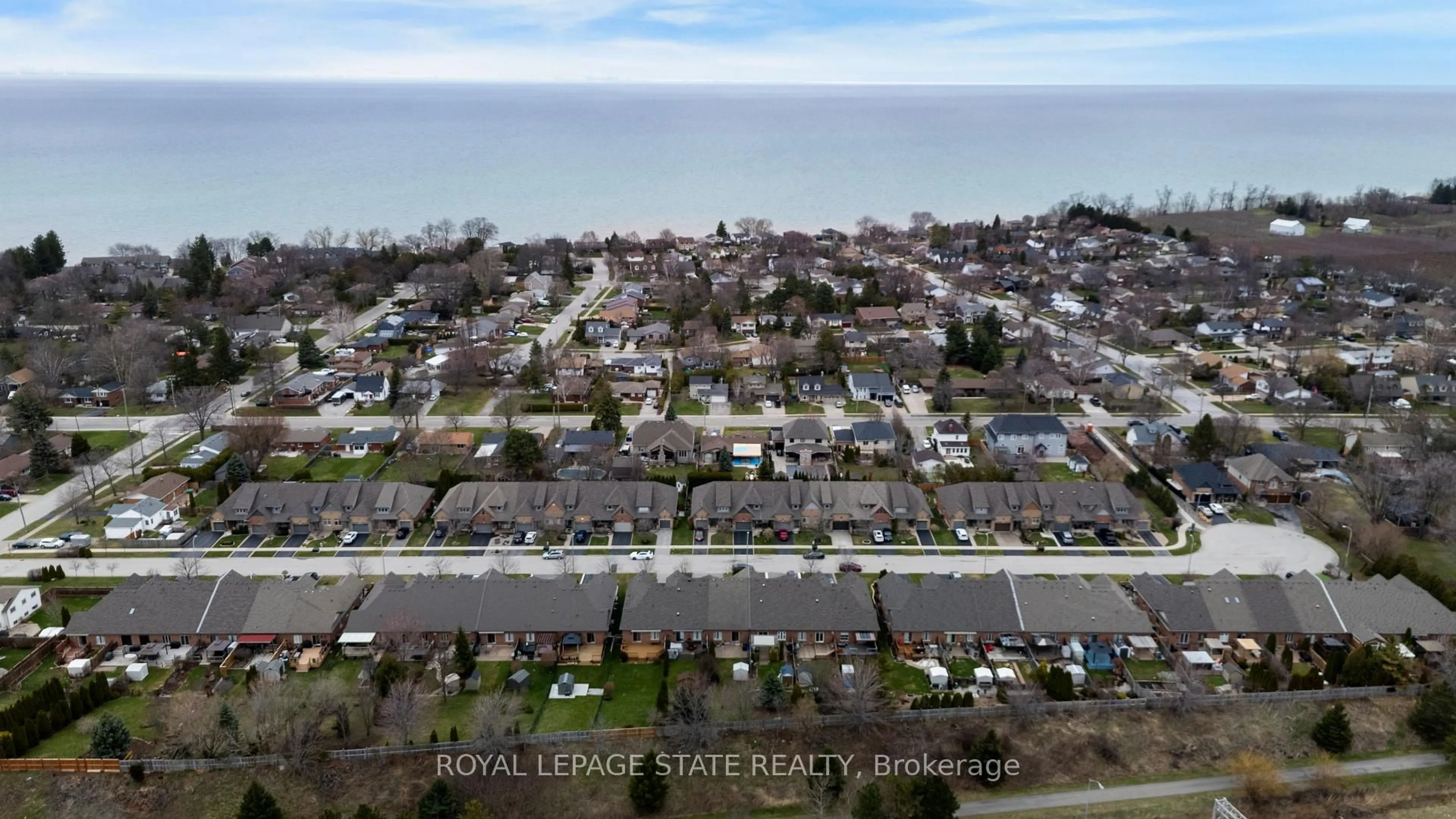 A pic from outside/outdoor area/front of a property/back of a property/a pic from drone, street for 30 Conrad Pl, Grimsby Ontario L3M 5S5