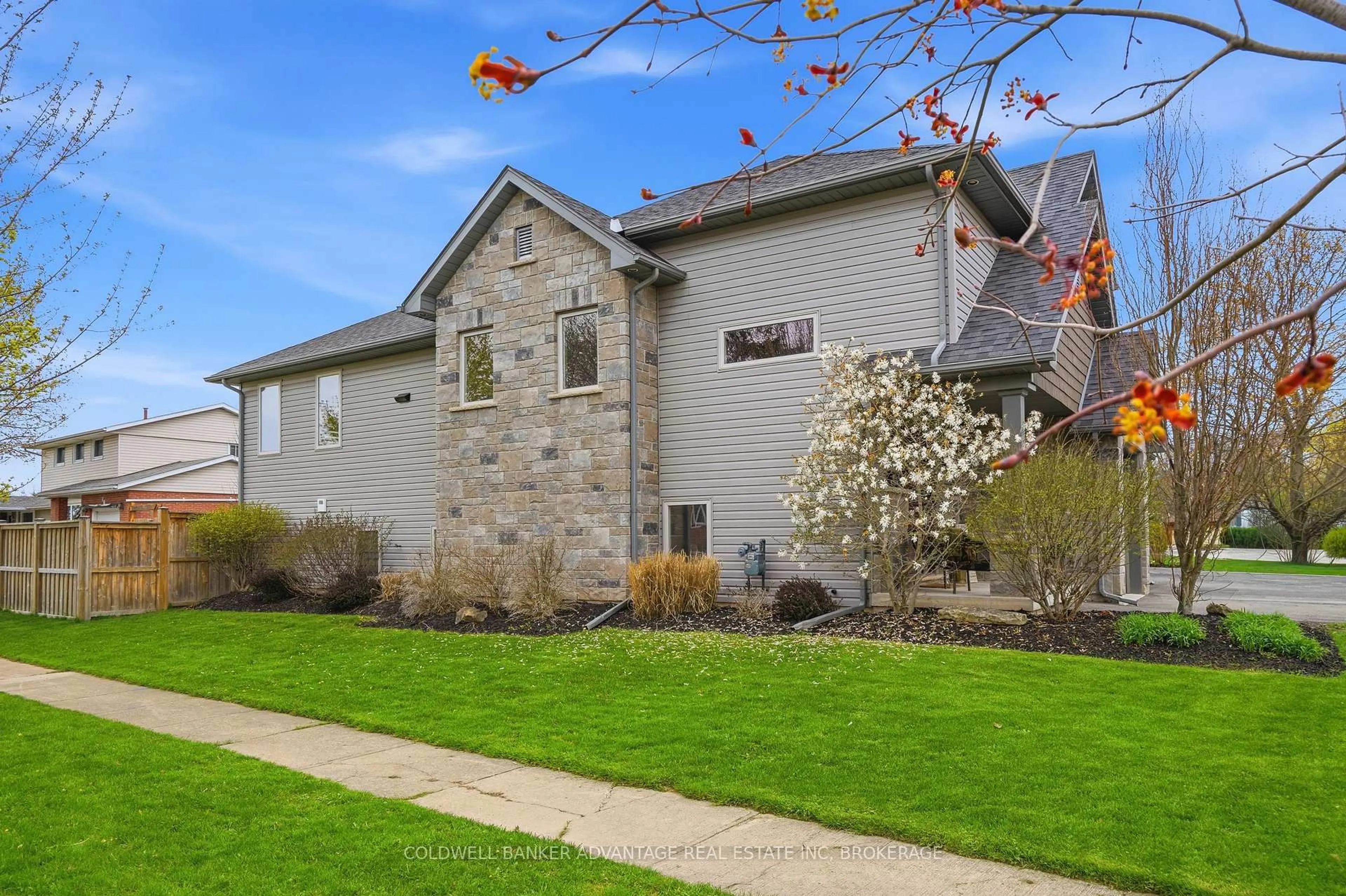 Home with brick exterior material, street for 3 Ascot Crt, Welland Ontario L3C 6K7