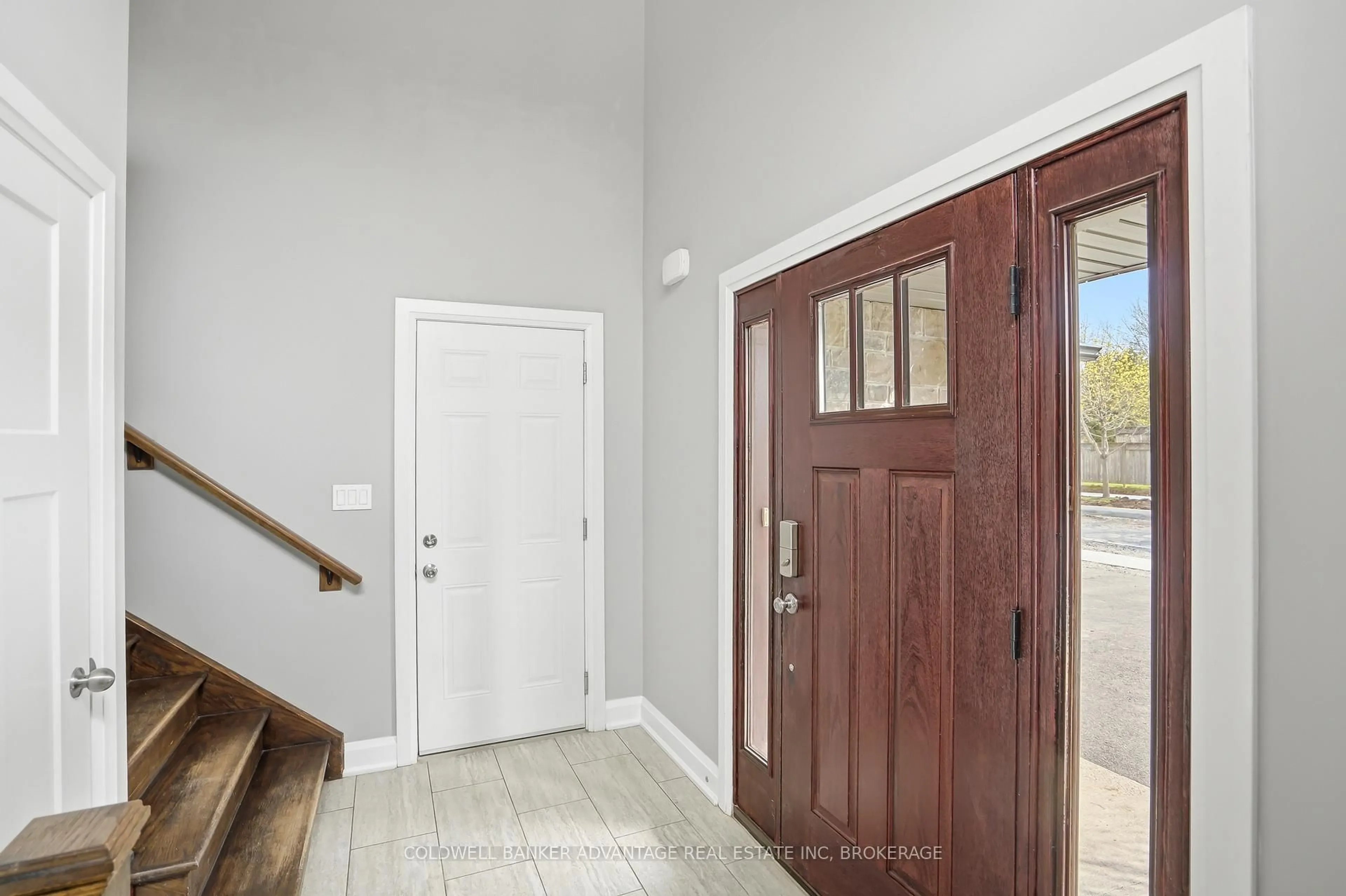 Indoor entryway for 3 Ascot Crt, Welland Ontario L3C 6K7