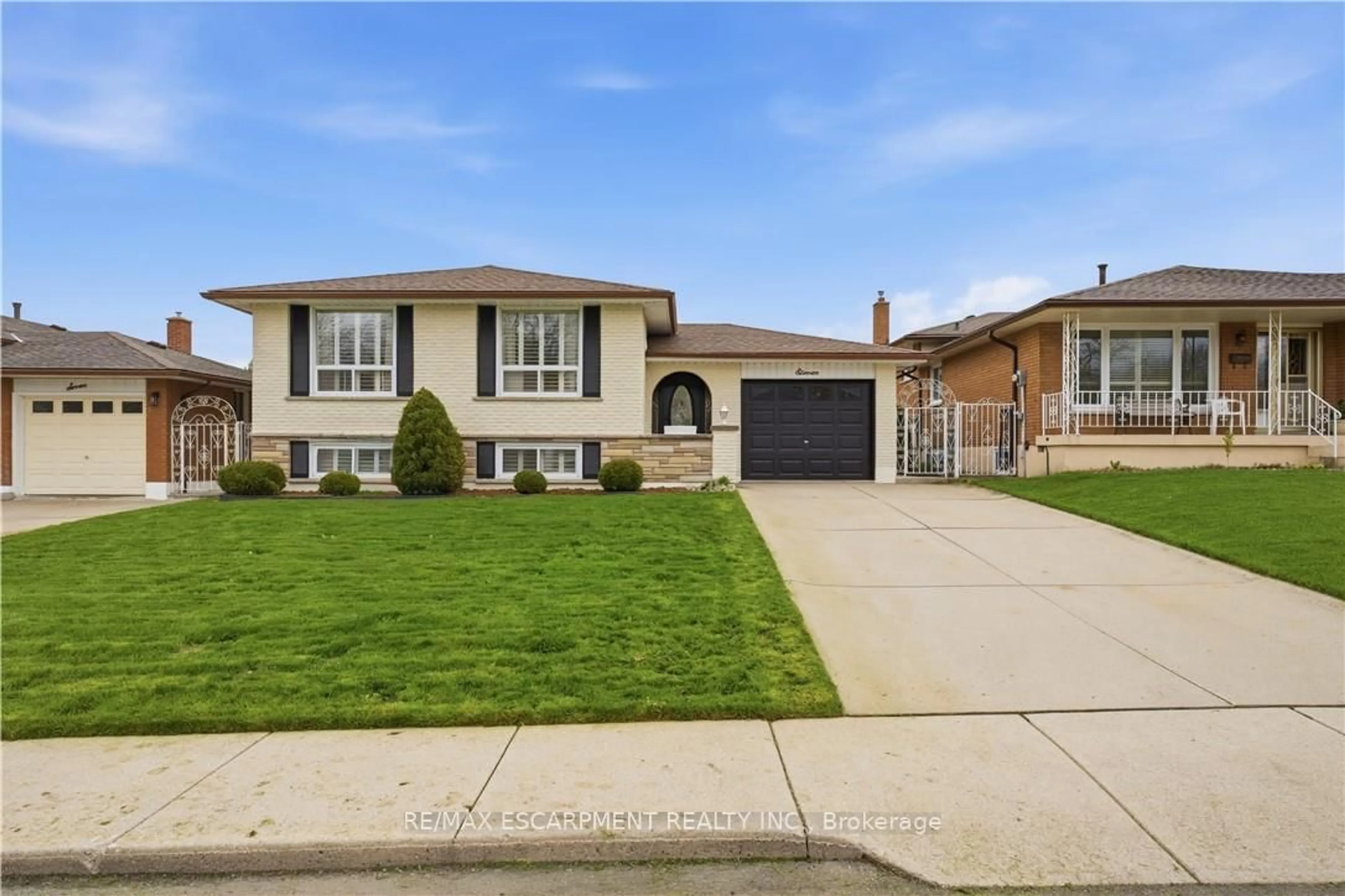 Home with vinyl exterior material, street for 11 Marcella Cres, Hamilton Ontario L8K 6E0