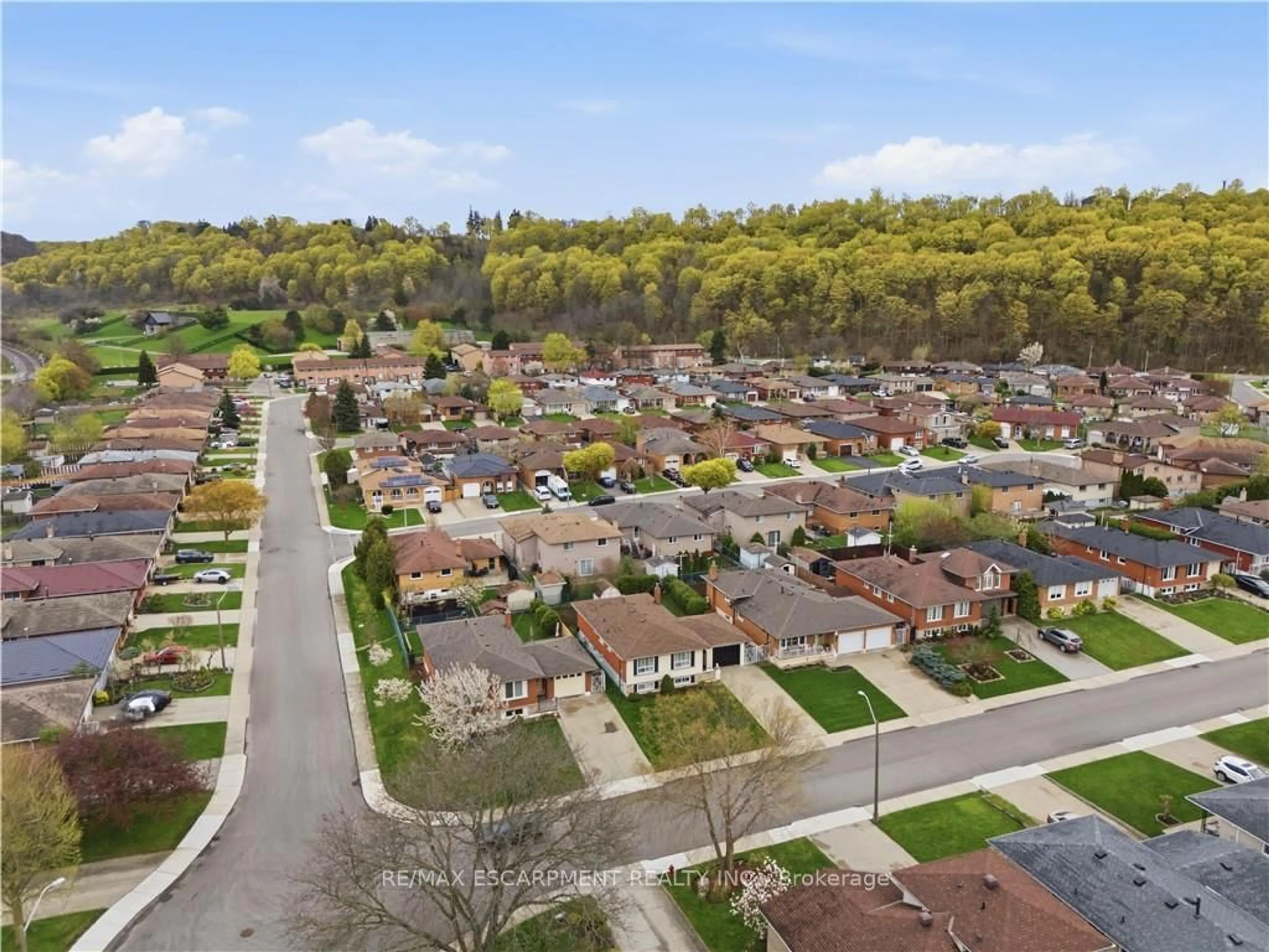 A pic from outside/outdoor area/front of a property/back of a property/a pic from drone, street for 11 Marcella Cres, Hamilton Ontario L8K 6E0
