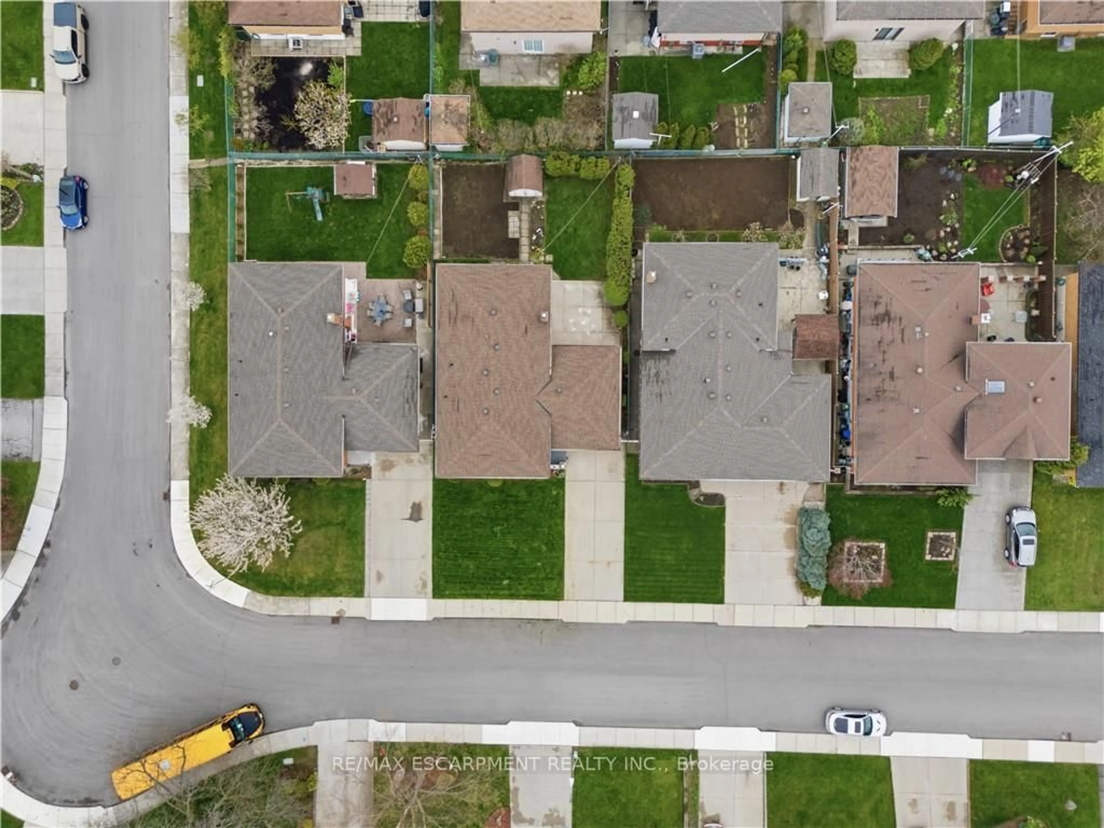 A pic from outside/outdoor area/front of a property/back of a property/a pic from drone, street for 11 Marcella Cres, Hamilton Ontario L8K 6E0
