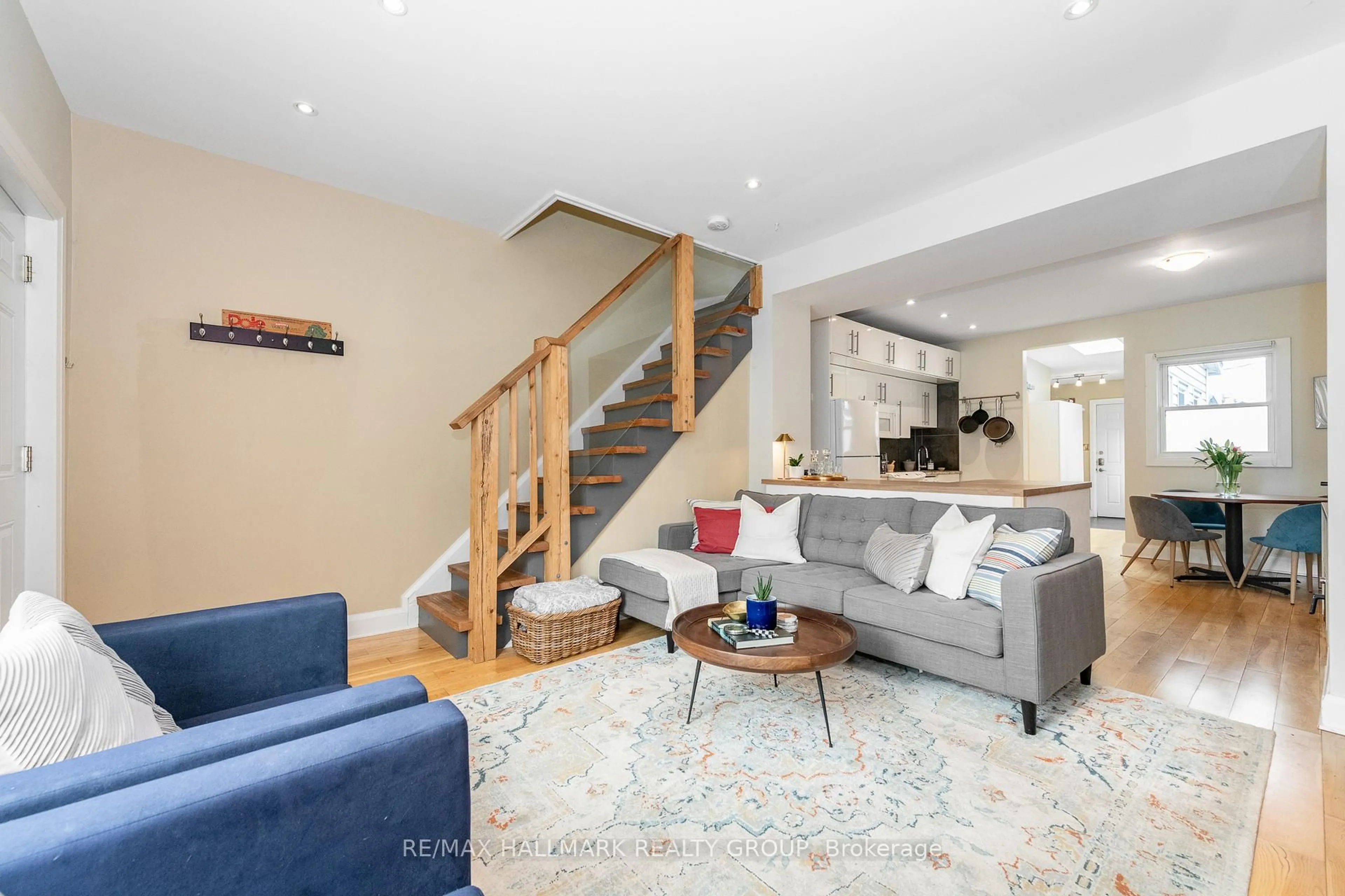 Living room with furniture, unknown for 180 Cambridge St, Ottawa Ontario K1R 7A9
