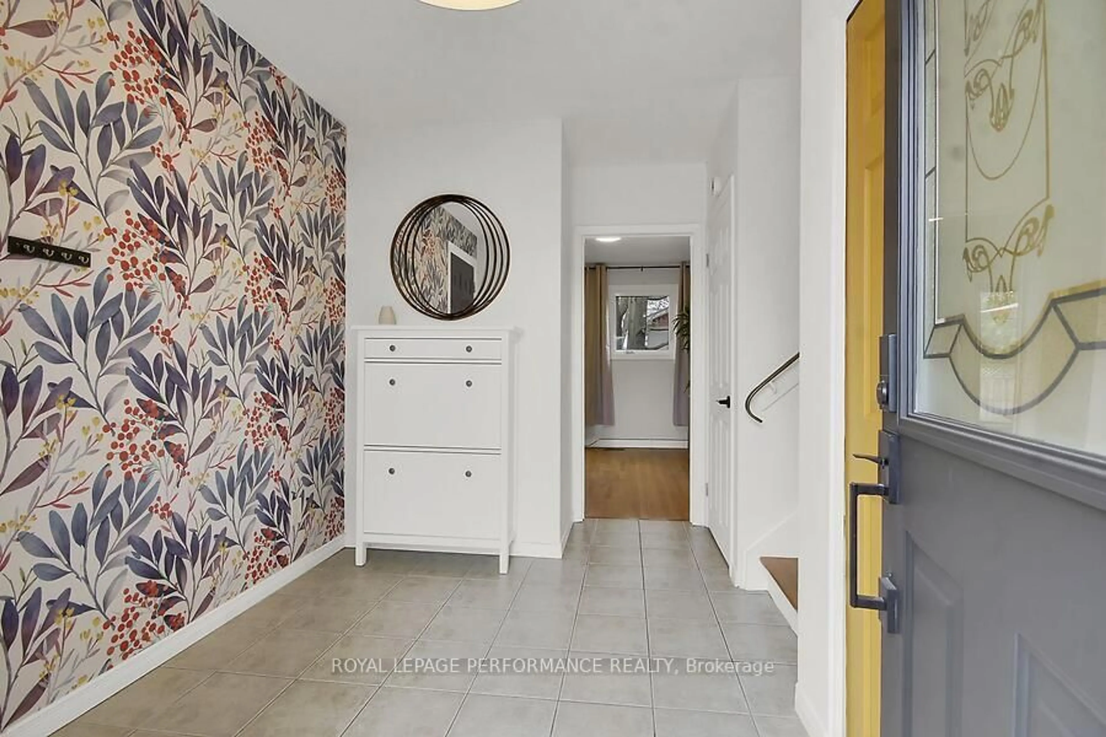 Indoor entryway for 1316 Paardeburgh Ave, Ottawa Ontario K1V 6V7