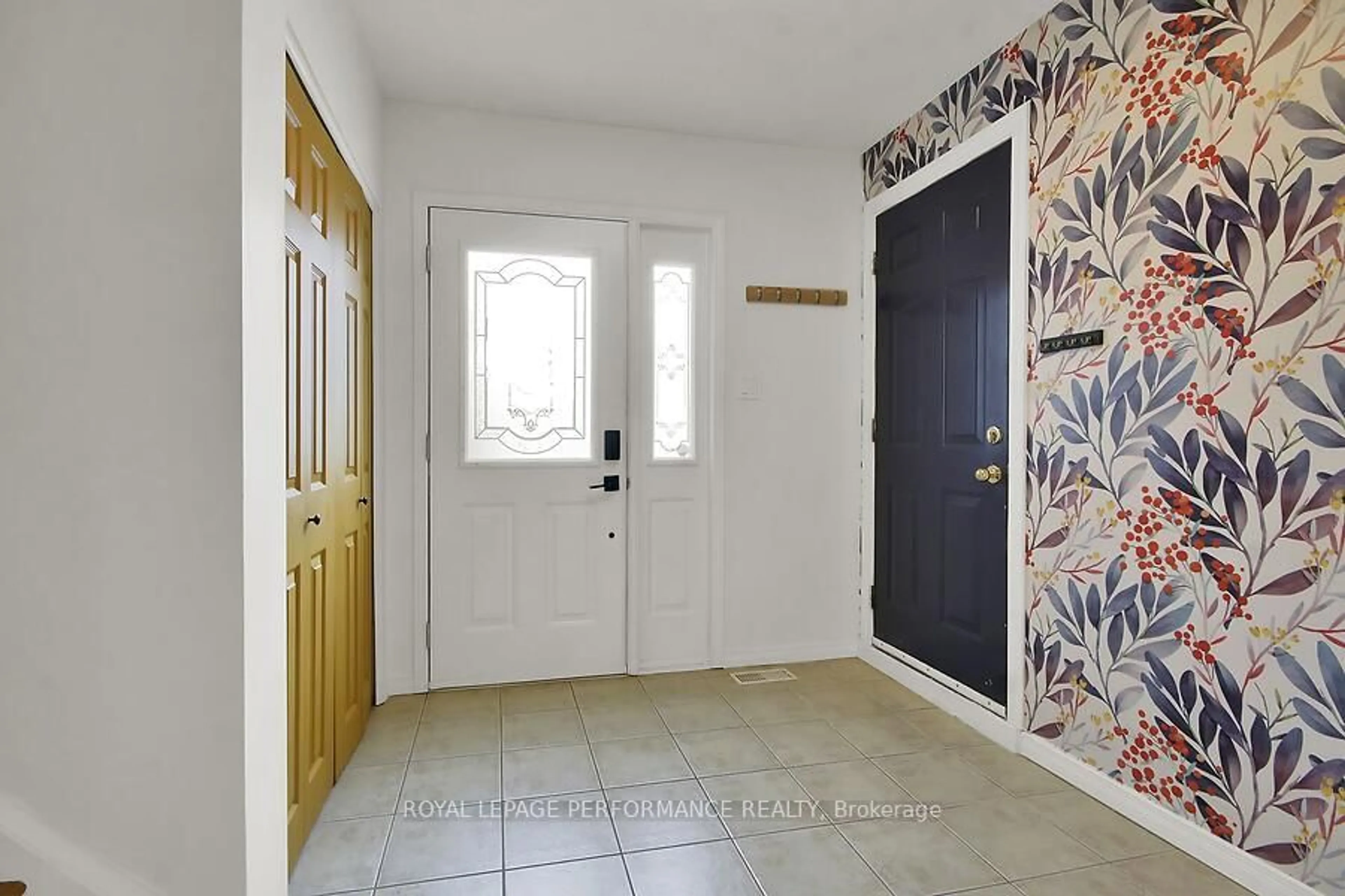 Indoor entryway for 1316 Paardeburgh Ave, Ottawa Ontario K1V 6V7