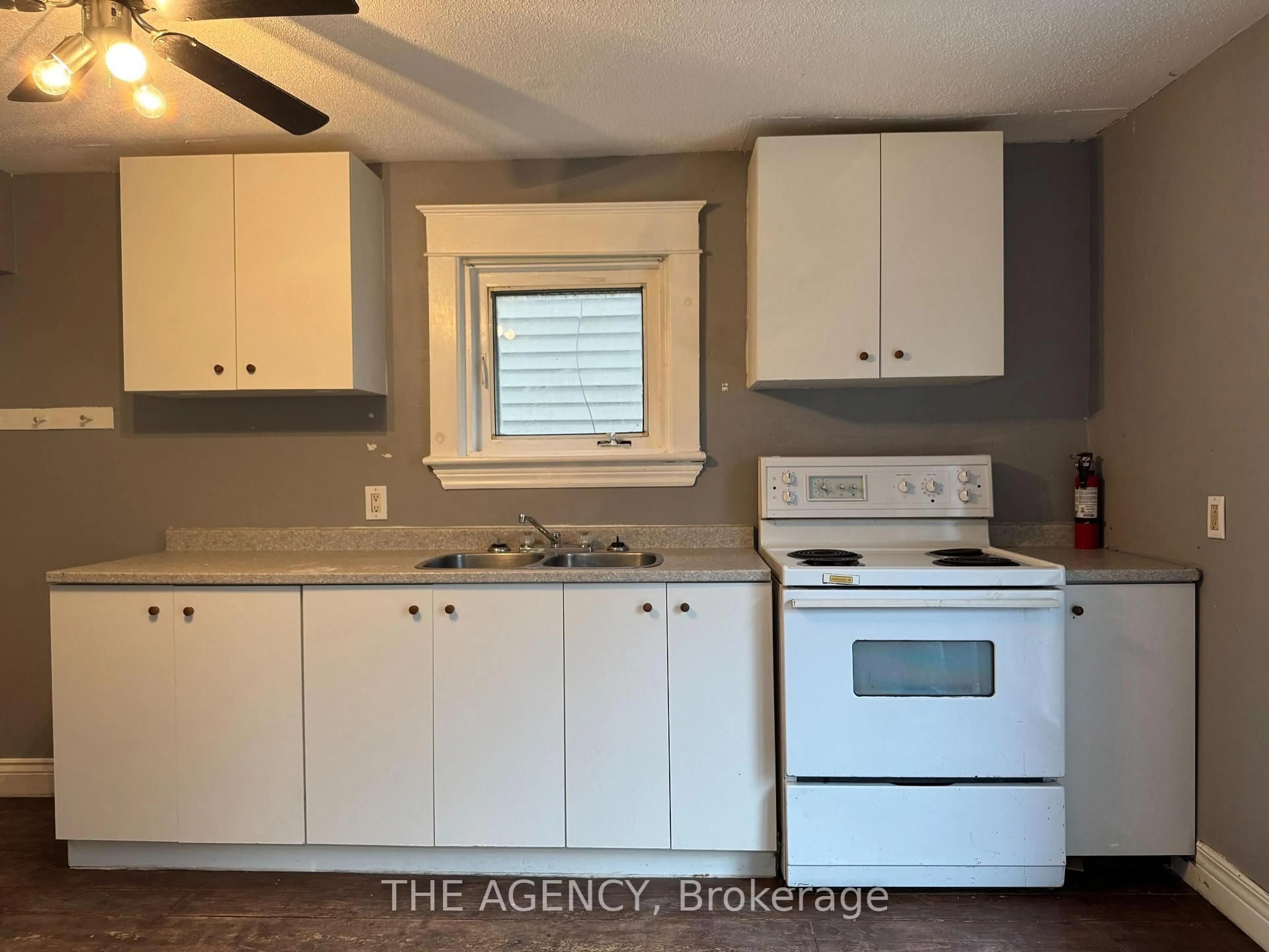 Standard kitchen, unknown for 475 Algonquin Ave, North Bay Ontario P1B 4W6