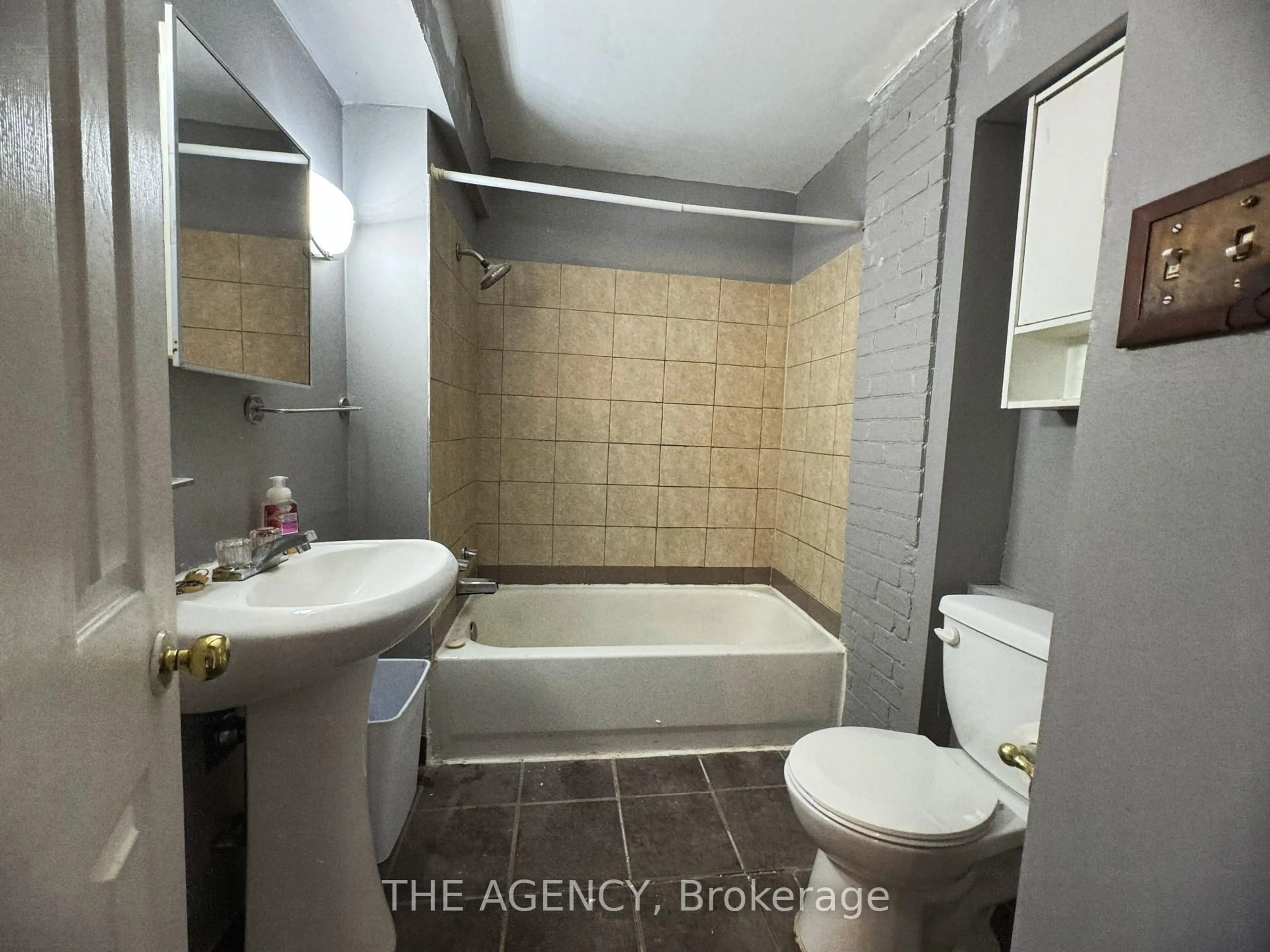 Standard bathroom, ceramic/tile floor for 475 Algonquin Ave, North Bay Ontario P1B 4W6