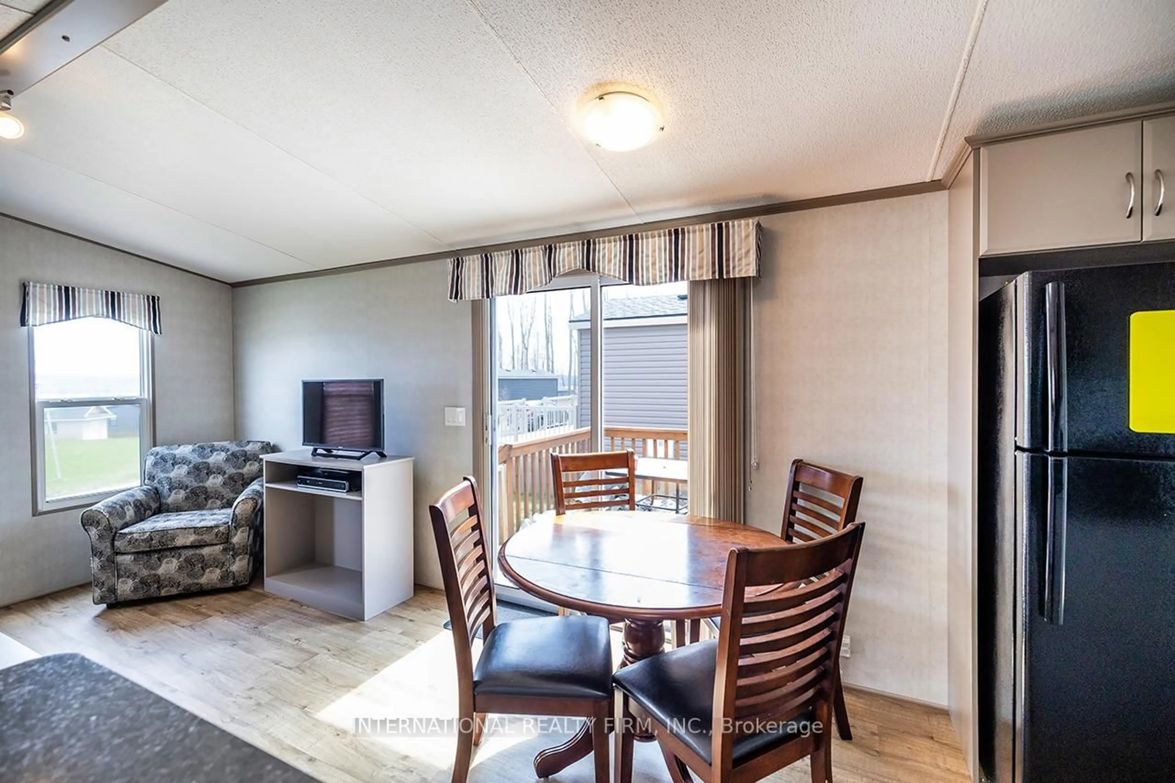 Dining room, wood/laminate floor for 34 Glen Abby, Otonabee-South Monaghan Ontario K0L 2G0