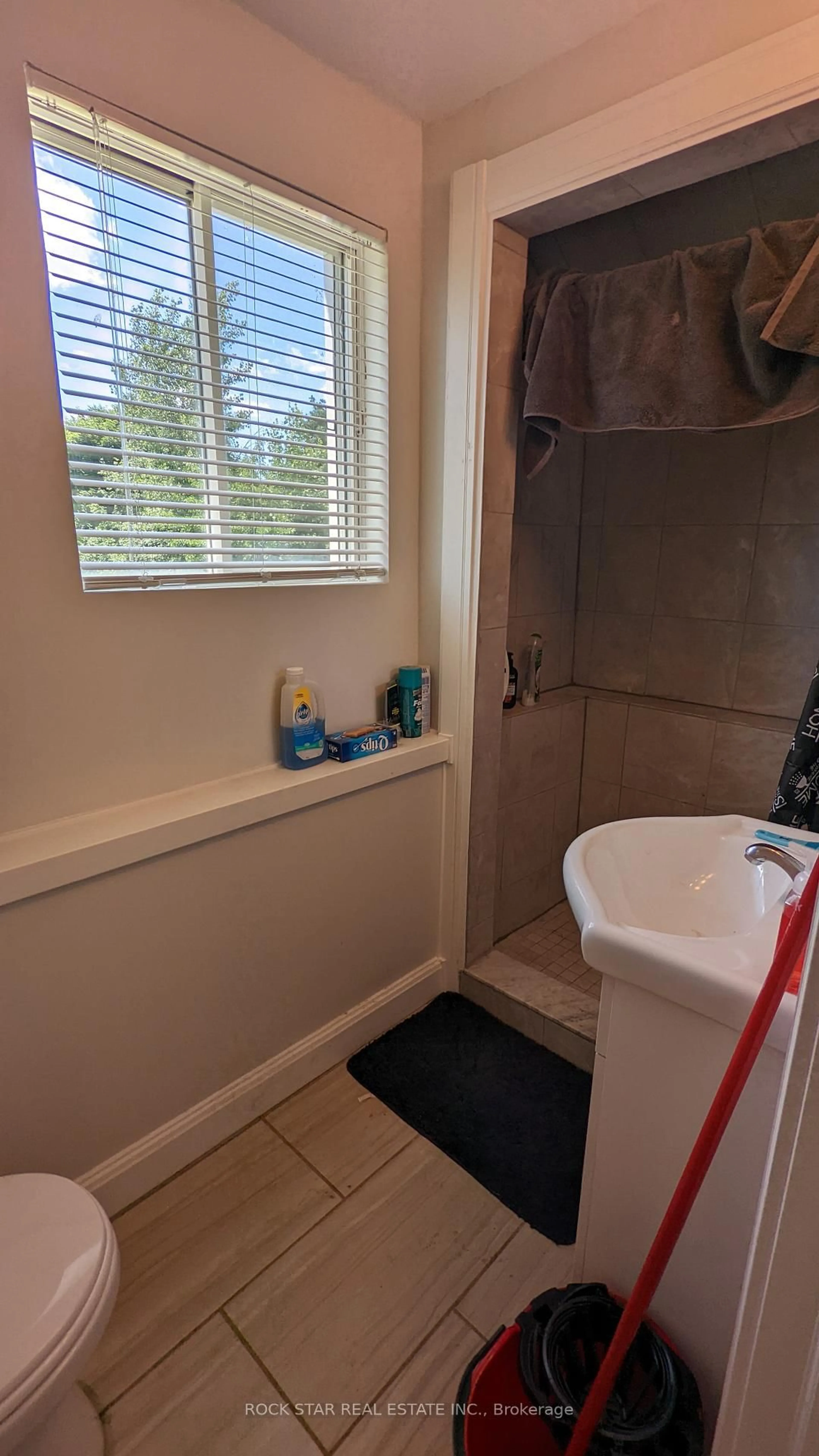 Standard bathroom, unknown for 292 Fares St, Port Colborne Ontario L3K 1W8
