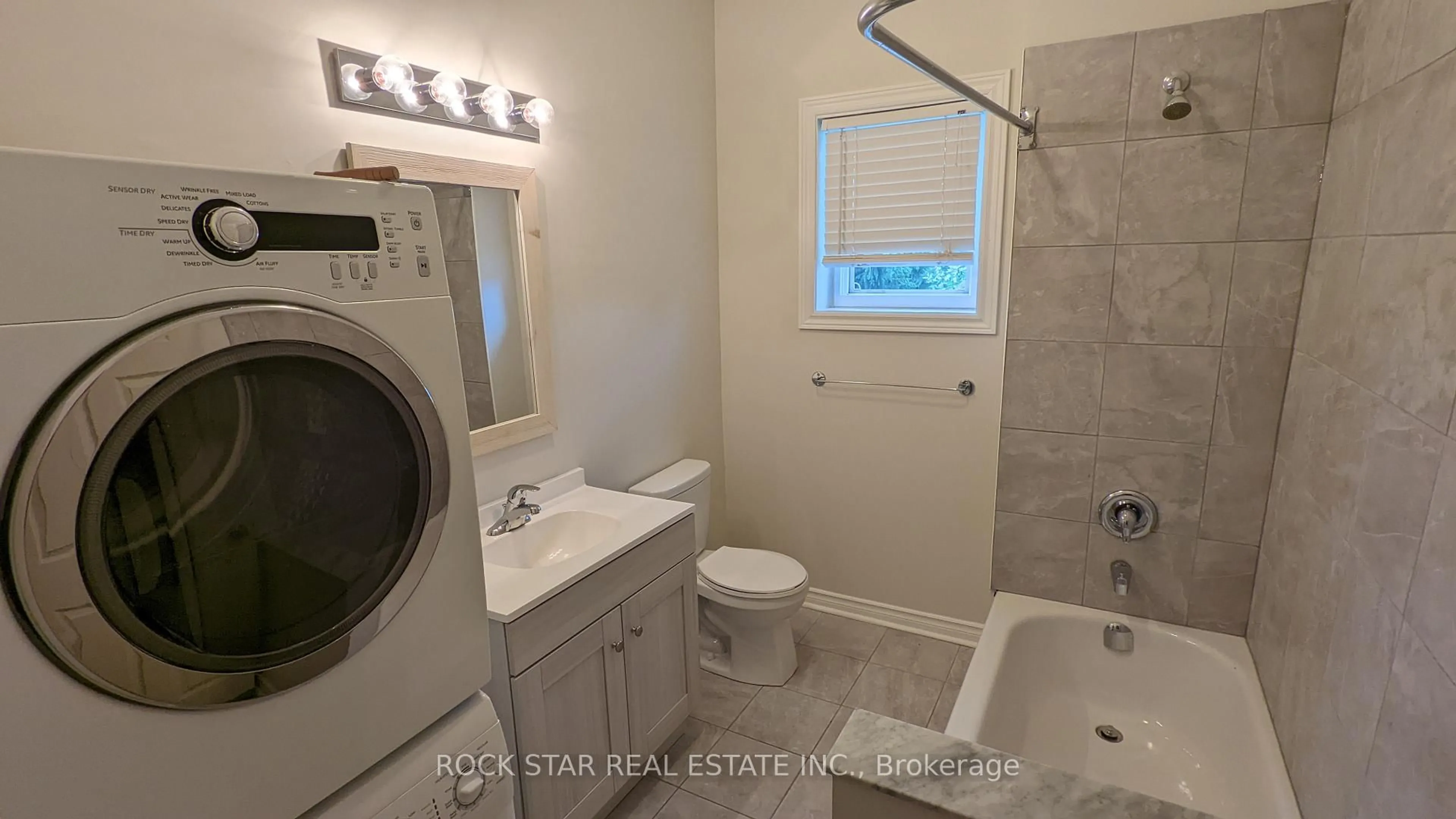 Standard bathroom, ceramic/tile floor for 292 Fares St, Port Colborne Ontario L3K 1W8