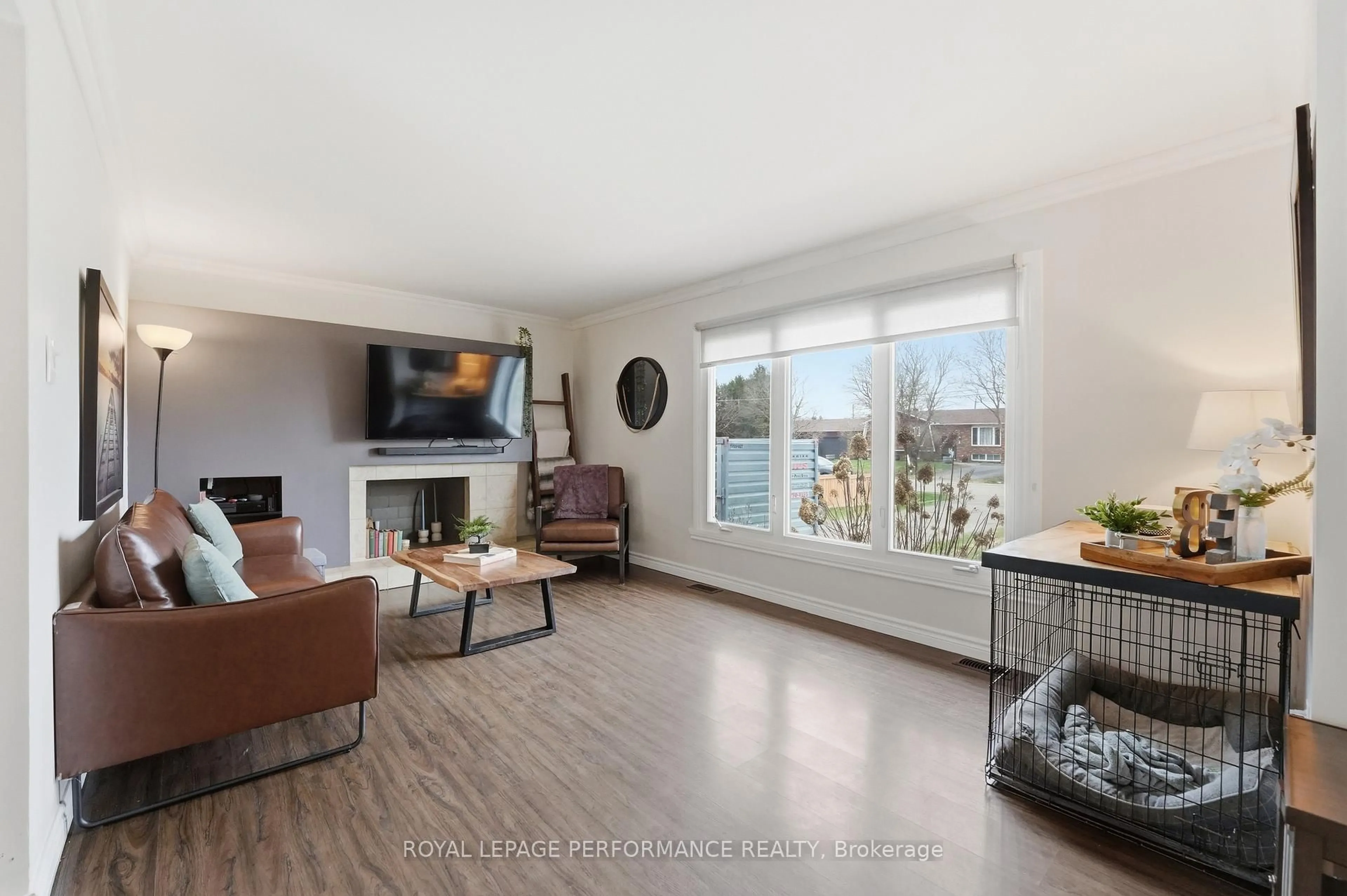Living room with furniture, wood/laminate floor for 3071 Young St, Clarence-Rockland Ontario K0A 2A0