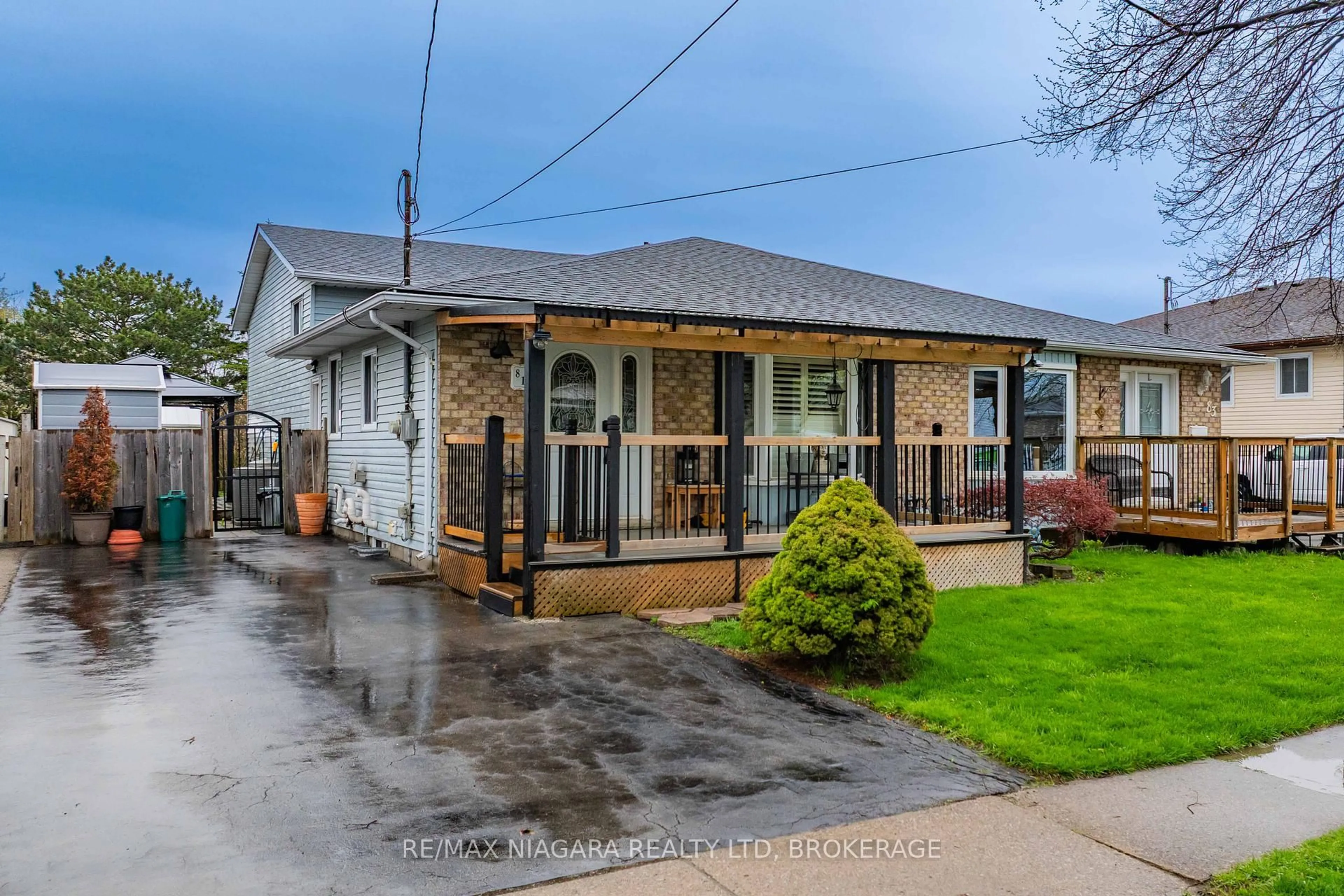 A pic from outside/outdoor area/front of a property/back of a property/a pic from drone, street for 81 Commercial St, Welland Ontario L3B 5Y8