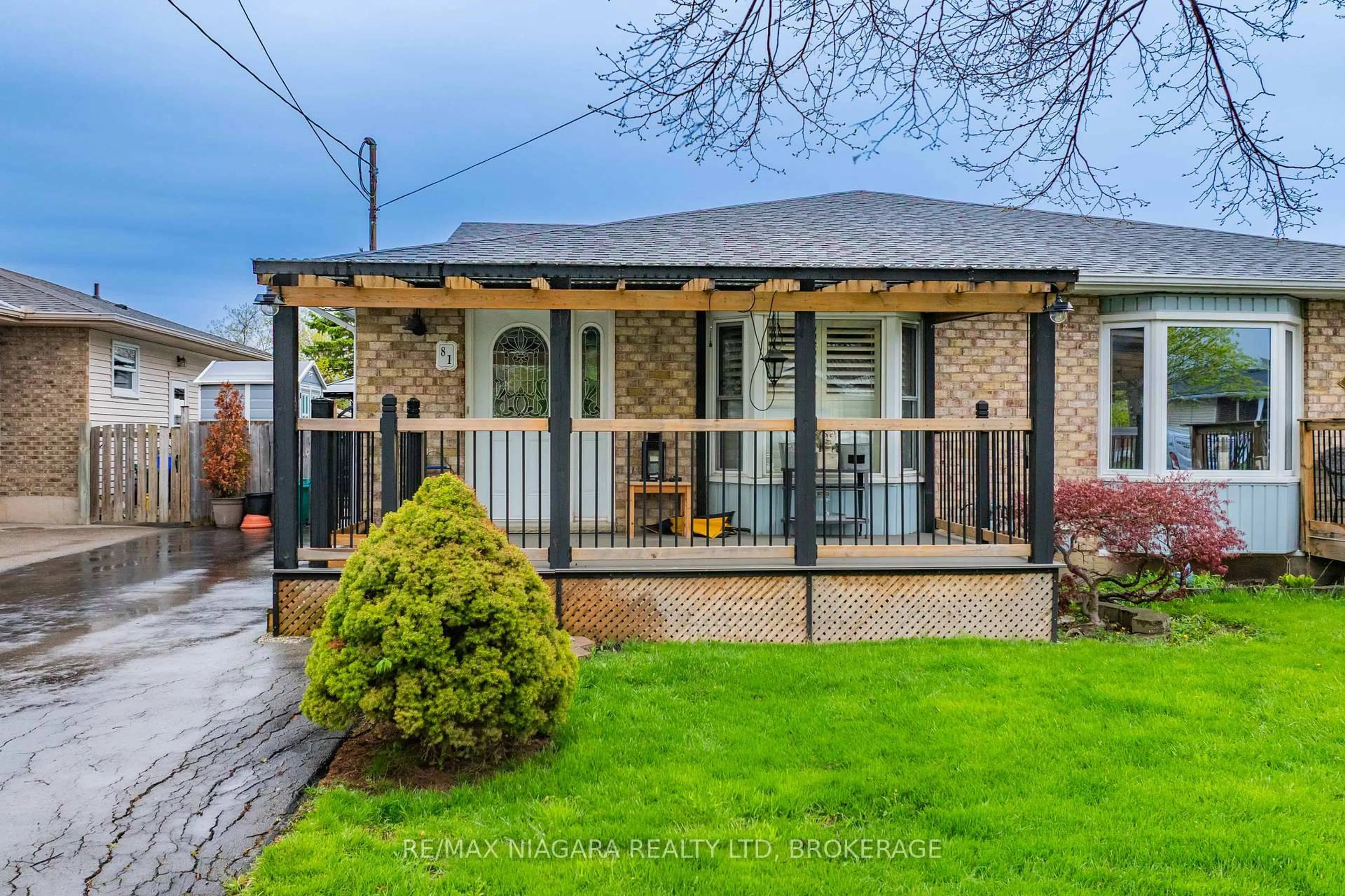 A pic from outside/outdoor area/front of a property/back of a property/a pic from drone, street for 81 Commercial St, Welland Ontario L3B 5Y8
