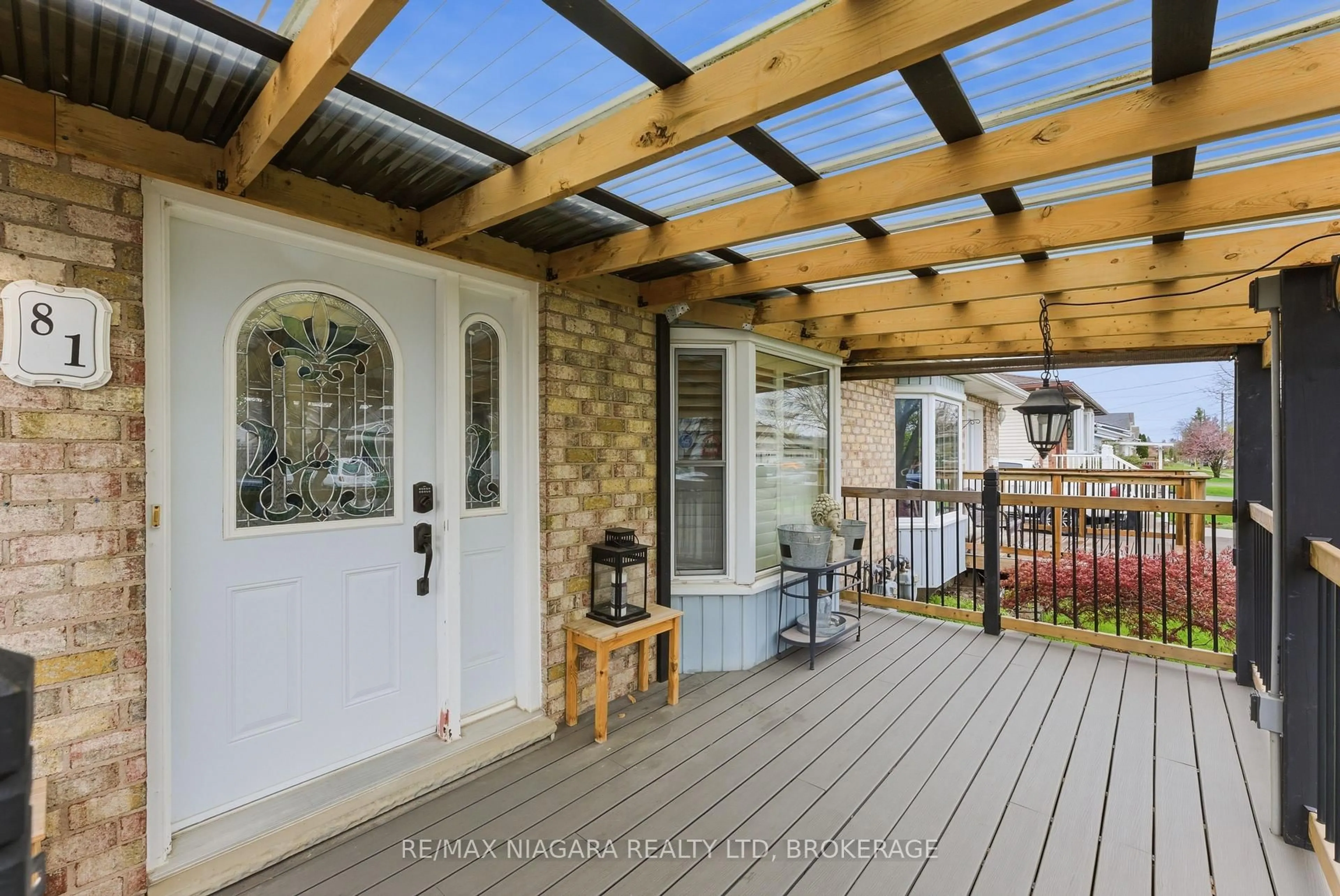 Indoor entryway for 81 Commercial St, Welland Ontario L3B 5Y8