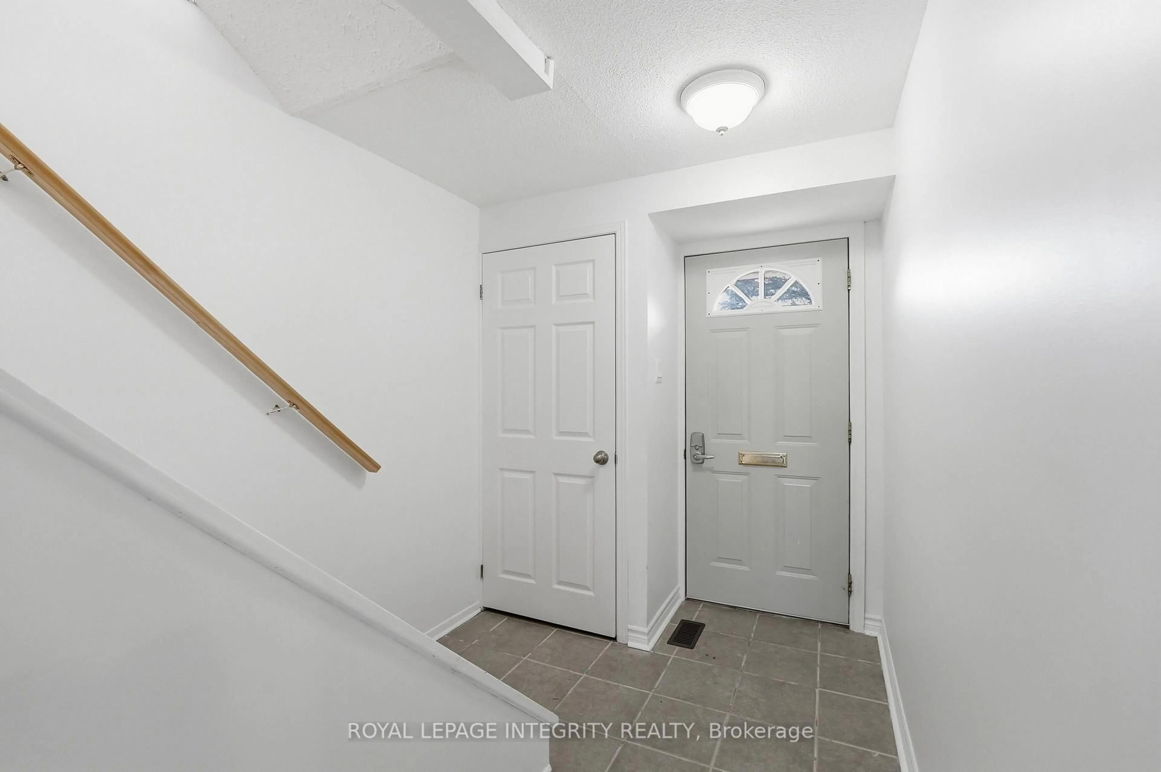Indoor entryway for 1460 Heatherington Rd #K, Ottawa Ontario K1V 6S1