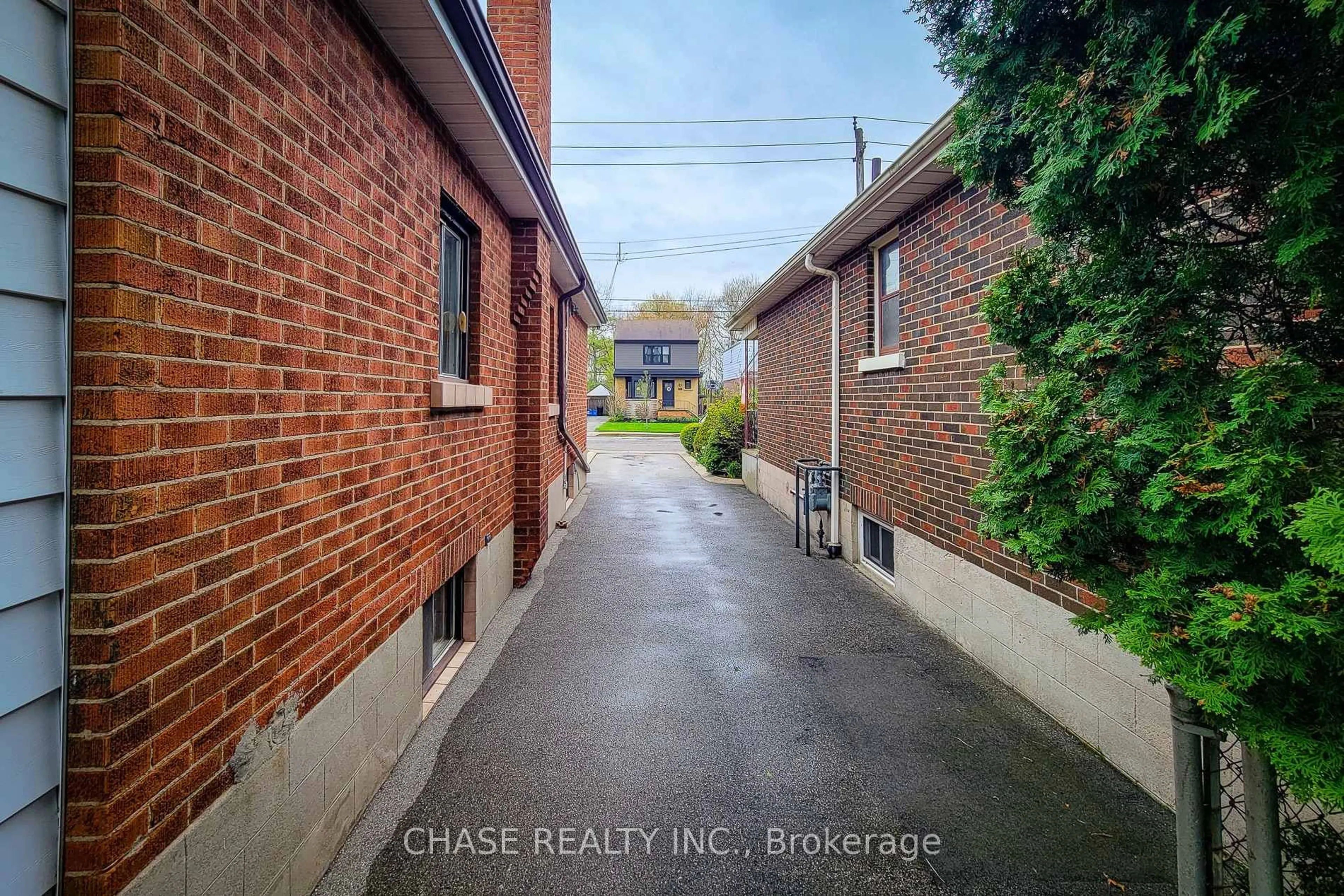 A pic from outside/outdoor area/front of a property/back of a property/a pic from drone, street for 187 Paradise Rd, Hamilton Ontario L8S 3T2