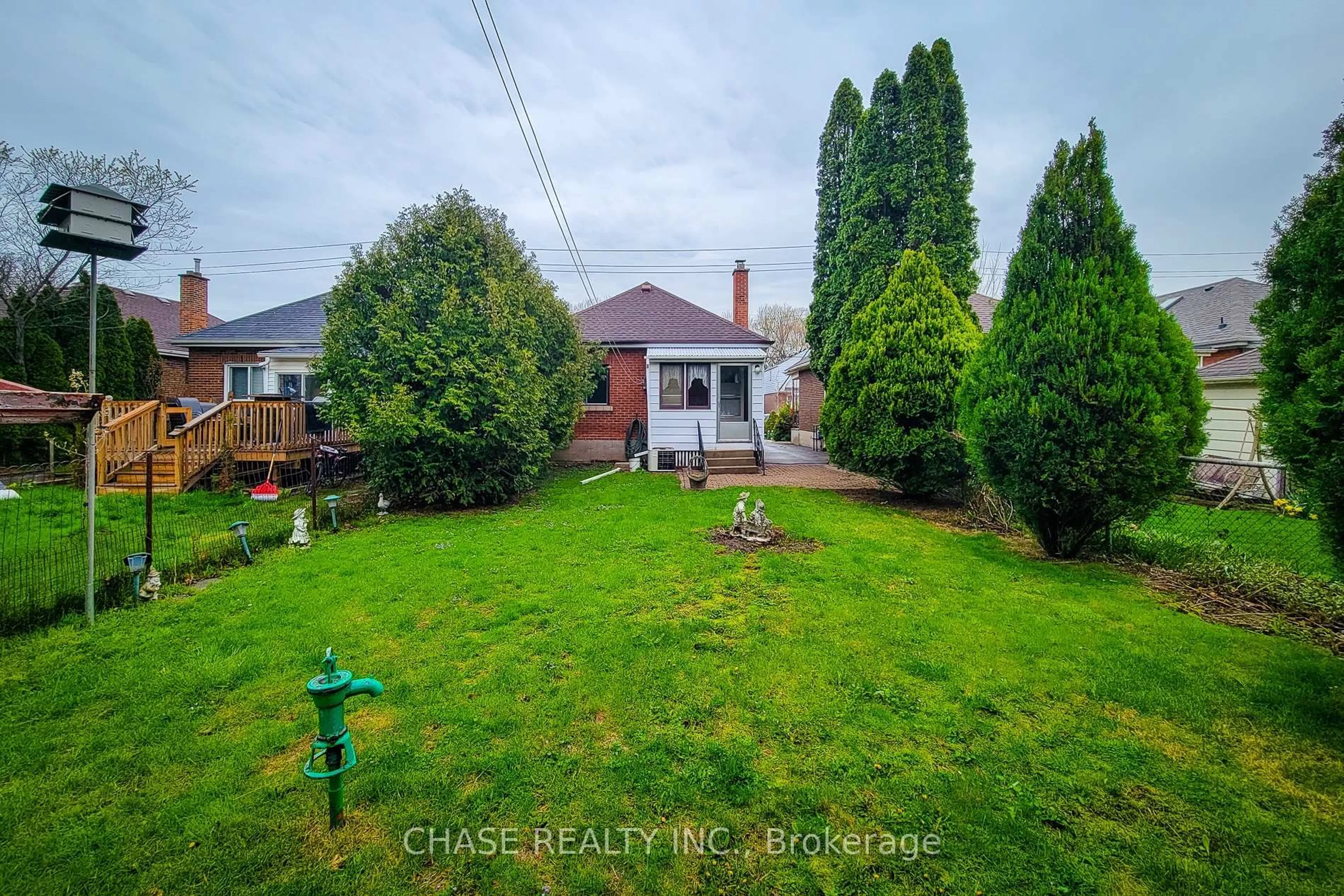 A pic from outside/outdoor area/front of a property/back of a property/a pic from drone, water/lake/river/ocean view for 187 Paradise Rd, Hamilton Ontario L8S 3T2