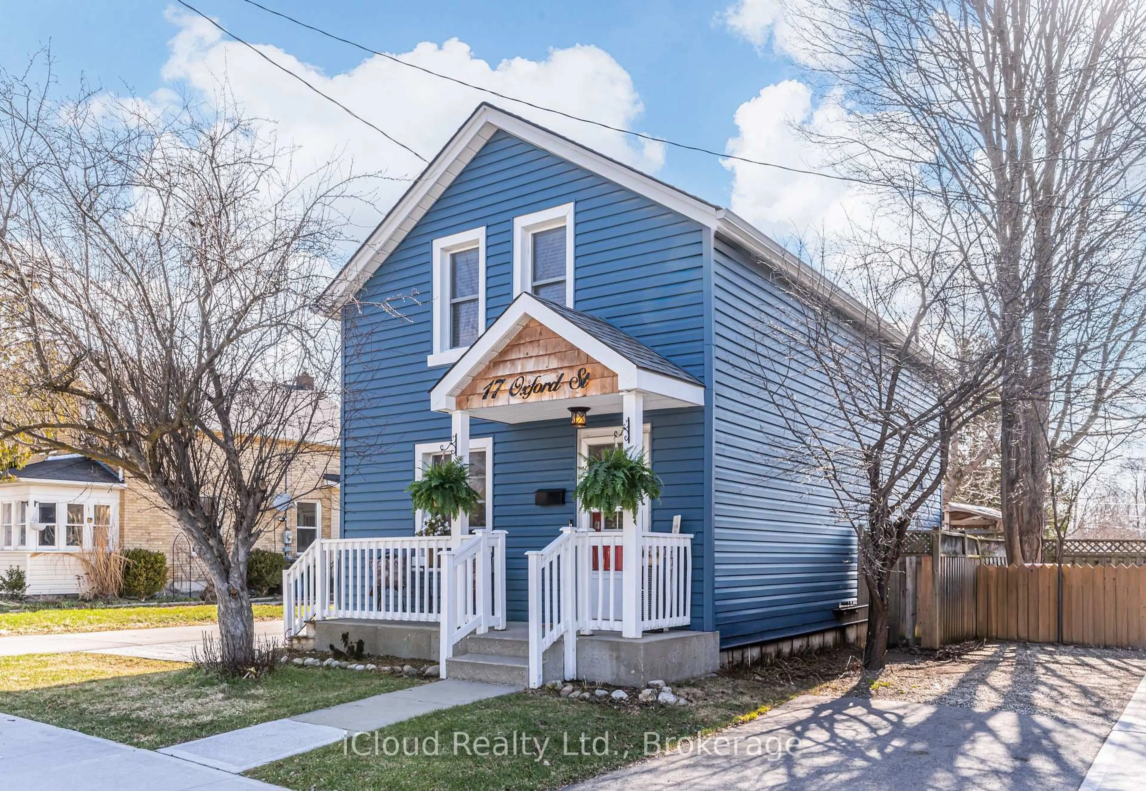 Home with vinyl exterior material, street for 17 Oxford St, Cambridge Ontario N1R 1M3
