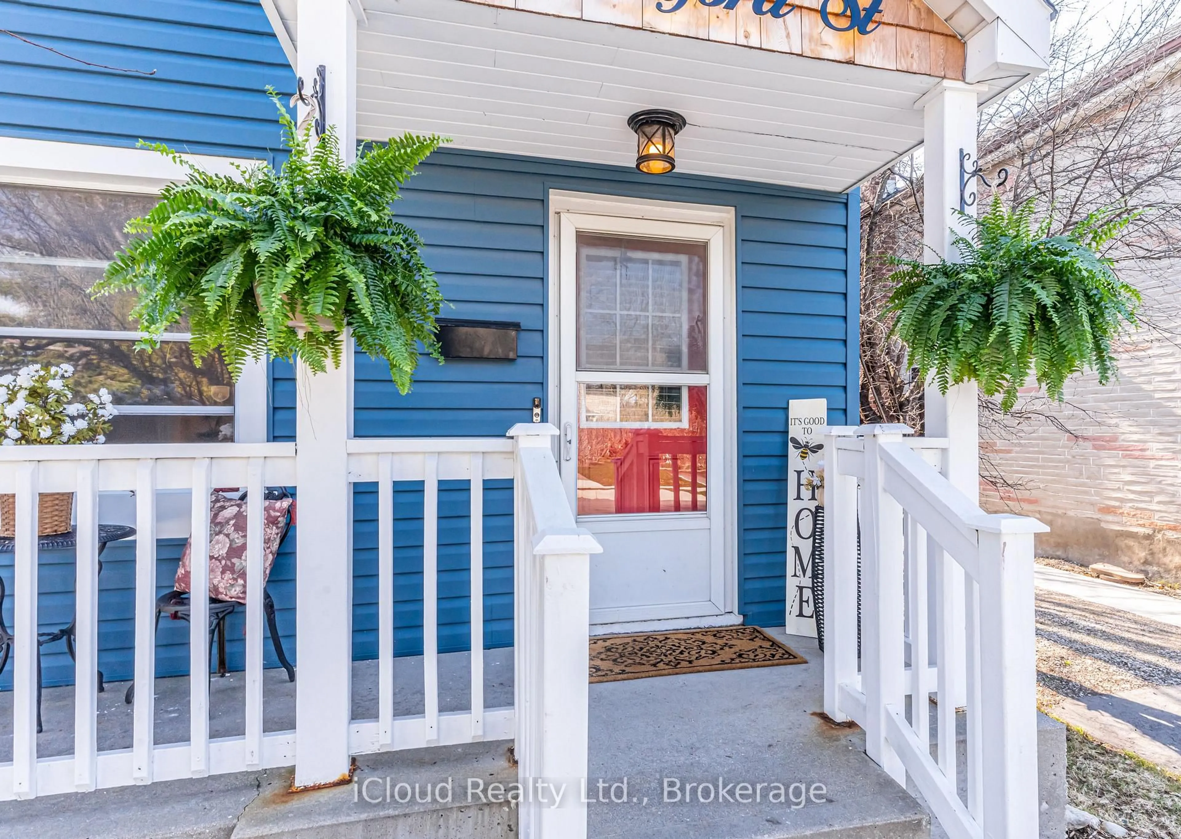Indoor entryway for 17 Oxford St, Cambridge Ontario N1R 1M3