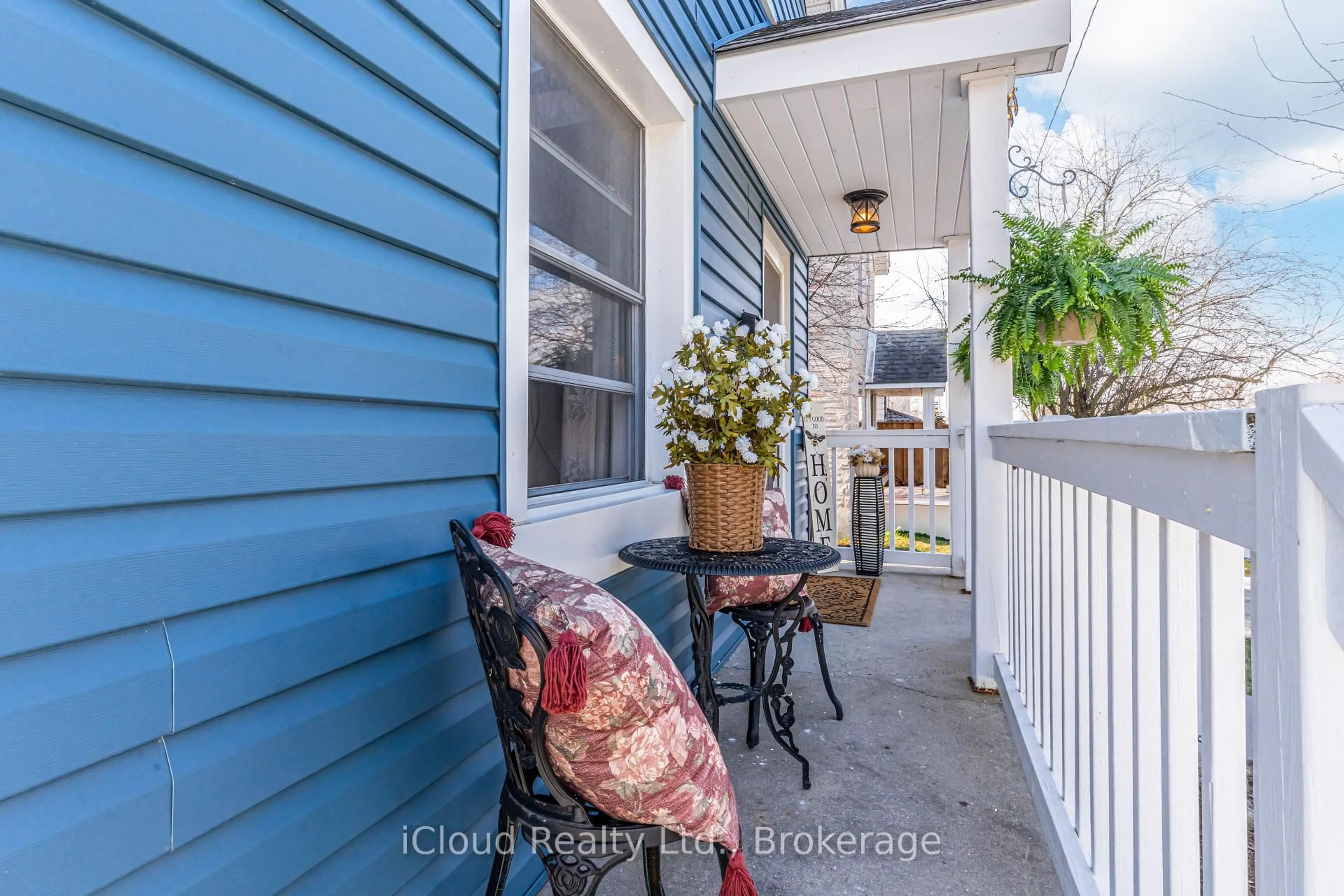 Patio, street for 17 Oxford St, Cambridge Ontario N1R 1M3
