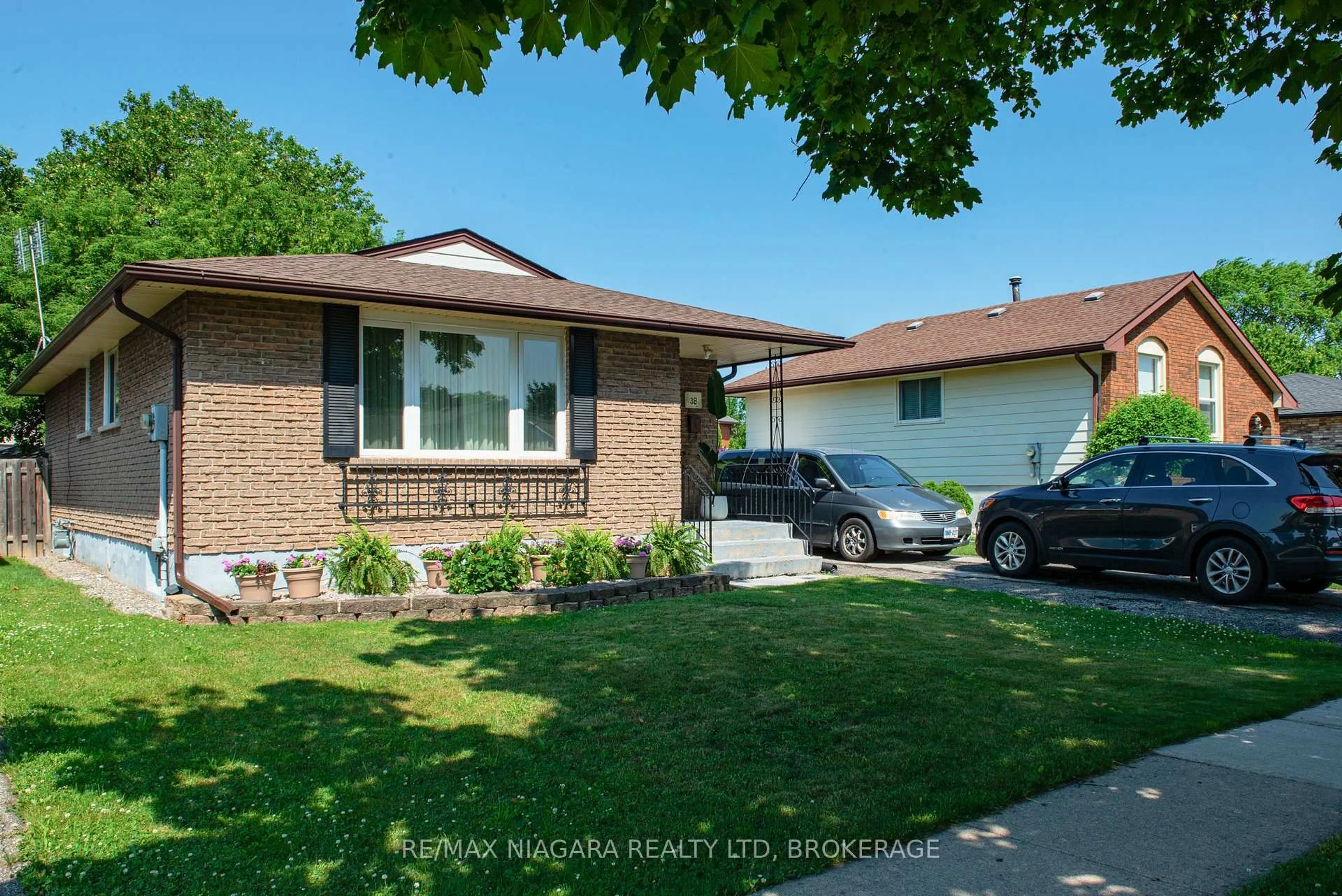 Home with vinyl exterior material, street for 38 Roehampton Dr, St. Catharines Ontario L2M 7K7
