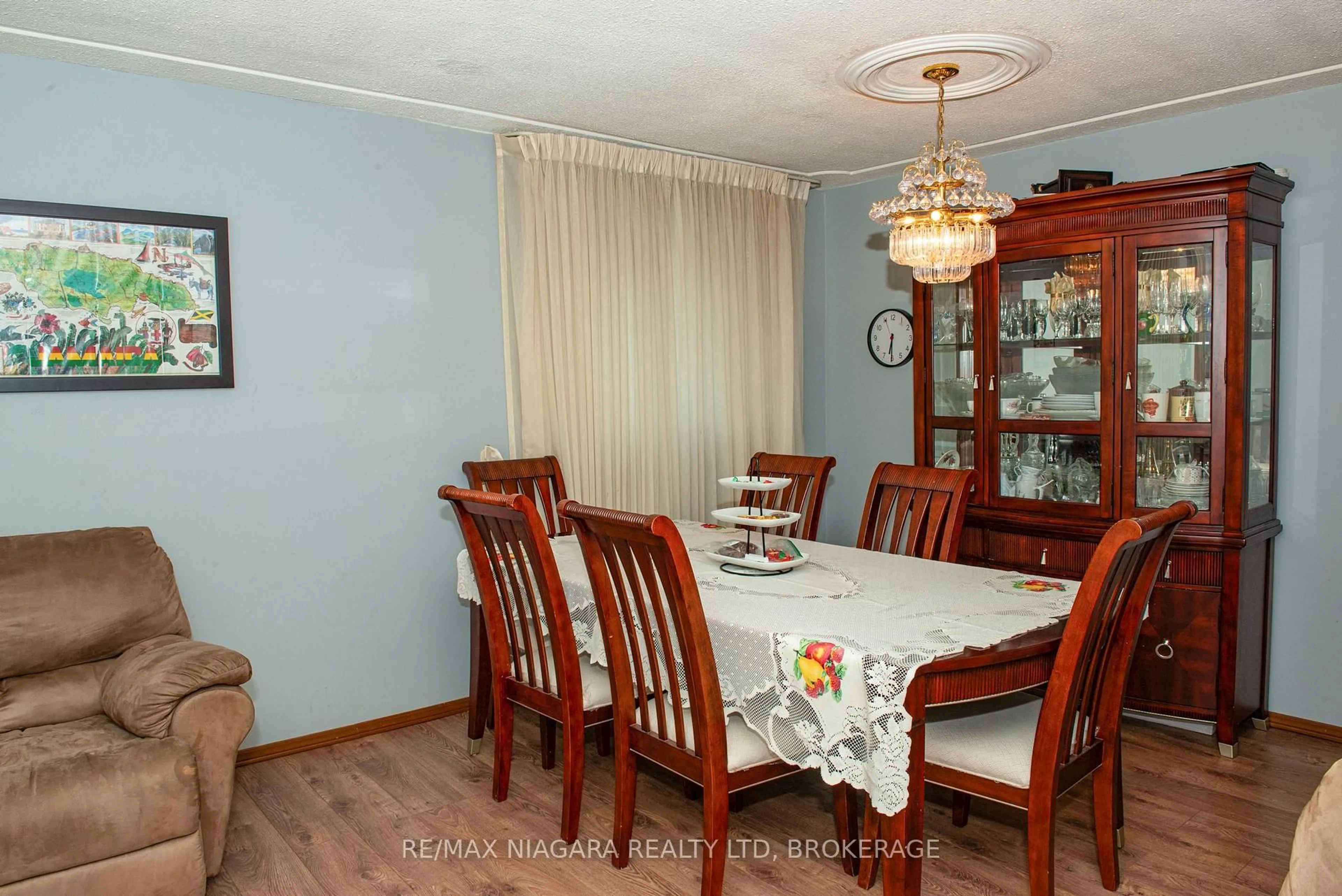 Dining room, wood/laminate floor for 38 Roehampton Dr, St. Catharines Ontario L2M 7K7
