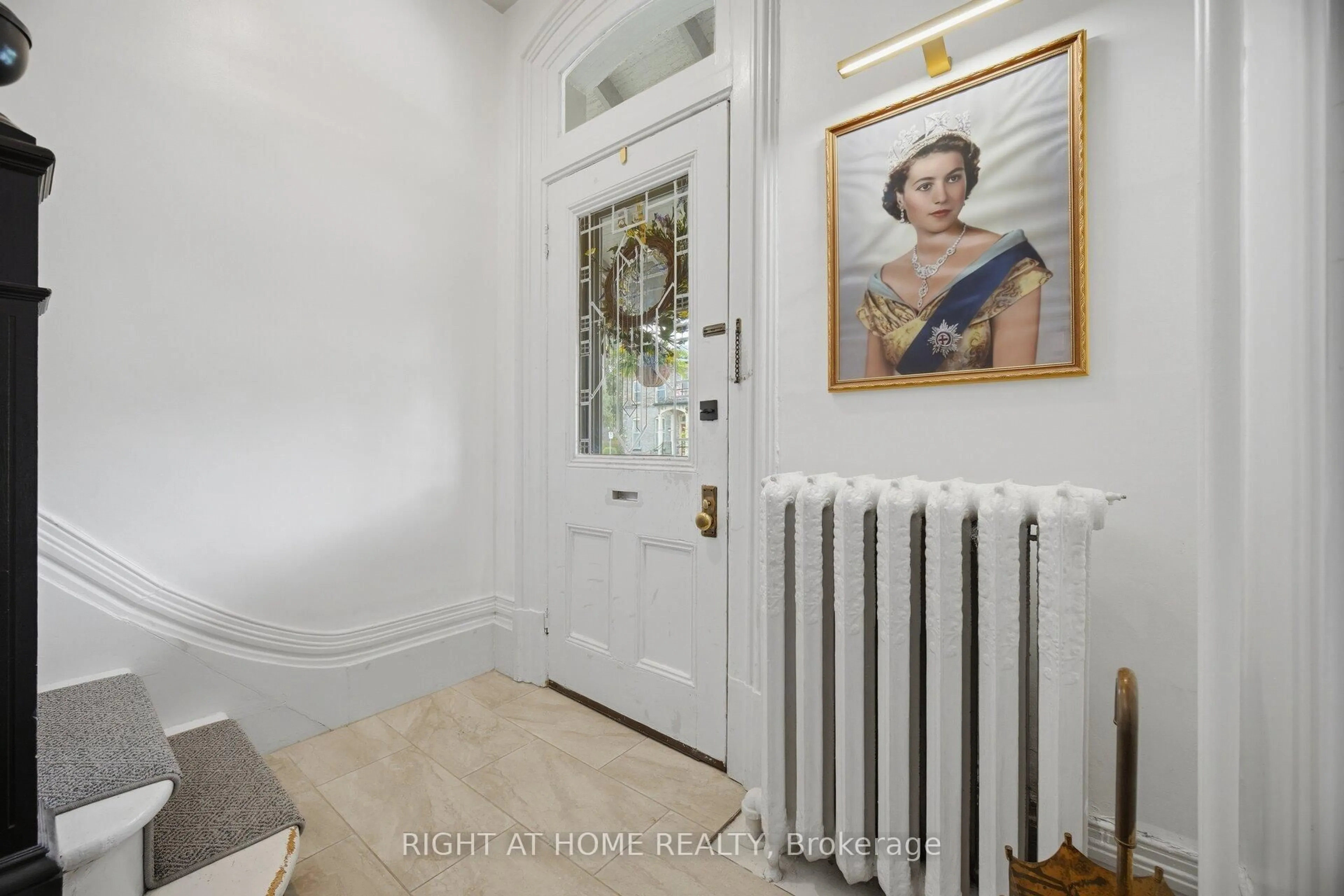 Indoor foyer for 56 Chestnut Ave, Brantford Ontario N3T 4C2