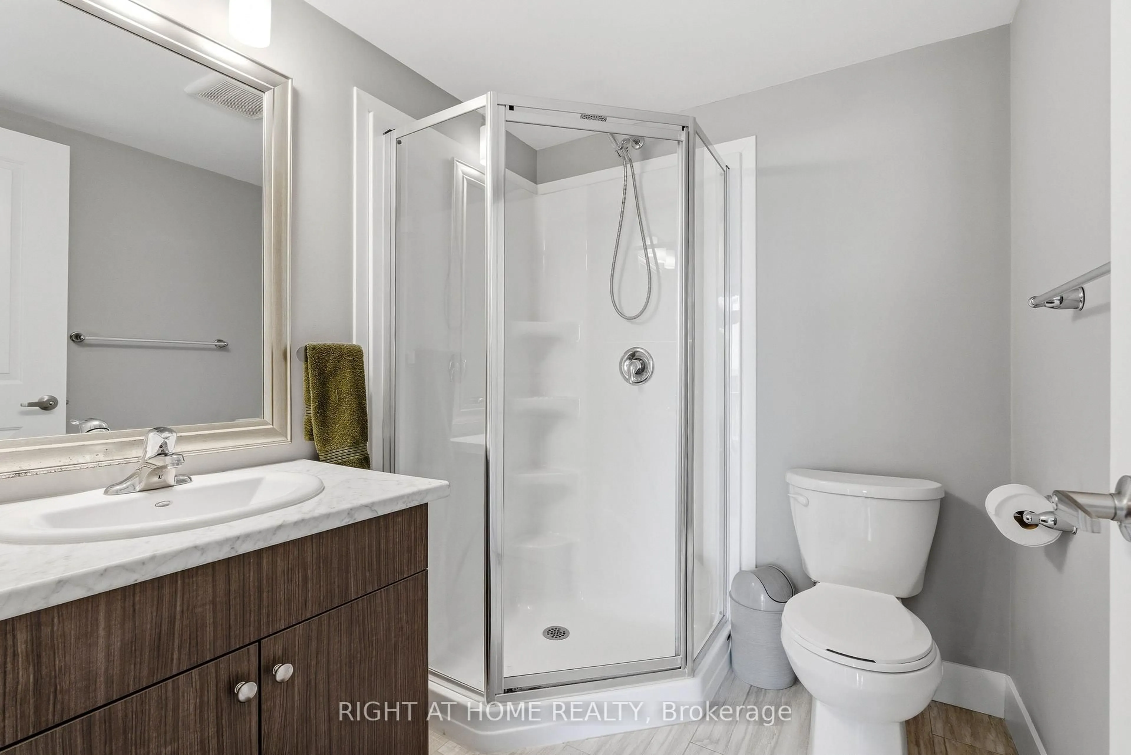 Standard bathroom, ceramic/tile floor for 2060 Meadowgate Blvd #10, London South Ontario N6M 0H5