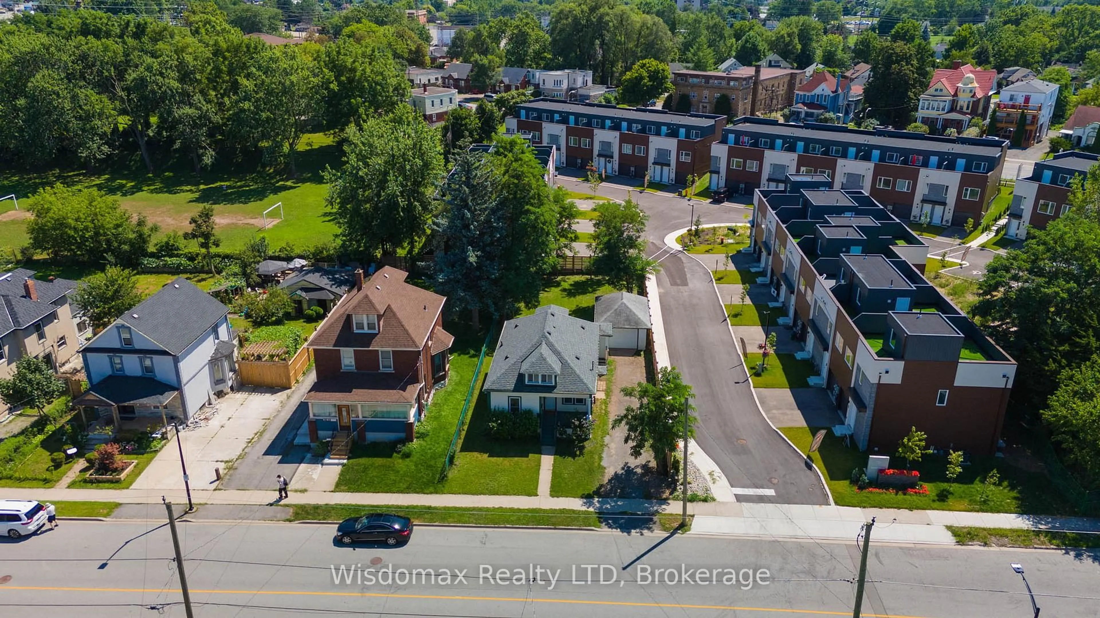 A pic from outside/outdoor area/front of a property/back of a property/a pic from drone, street for 5790 ROBINSON St, Niagara Falls Ontario L2G 2B2