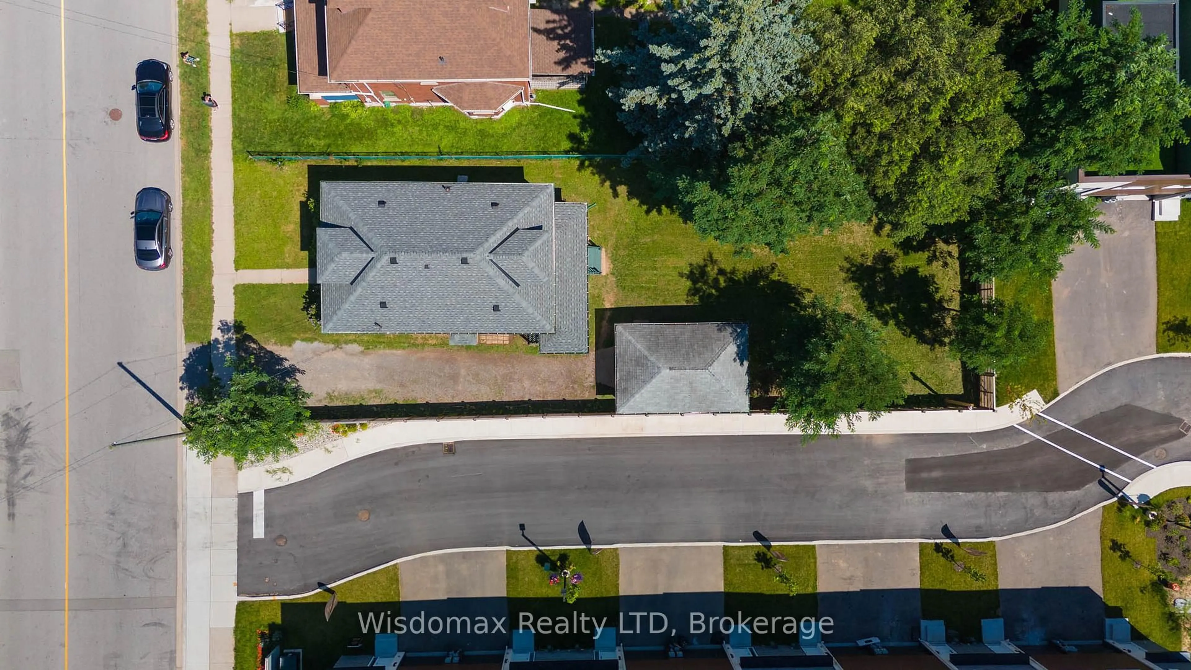 A pic from outside/outdoor area/front of a property/back of a property/a pic from drone, city buildings view from balcony for 5790 ROBINSON St, Niagara Falls Ontario L2G 2B2