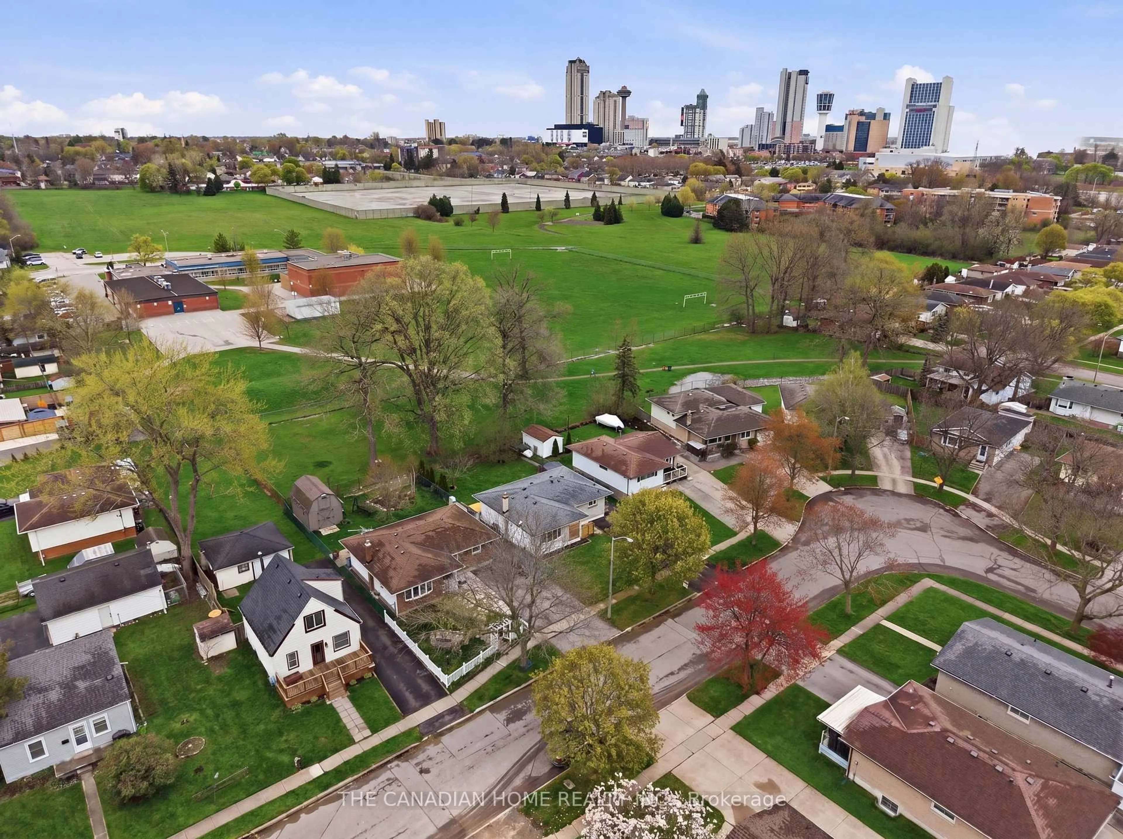 A pic from outside/outdoor area/front of a property/back of a property/a pic from drone, city buildings view from balcony for 6041 Cadham St, Niagara Falls Ontario L2G 3A2