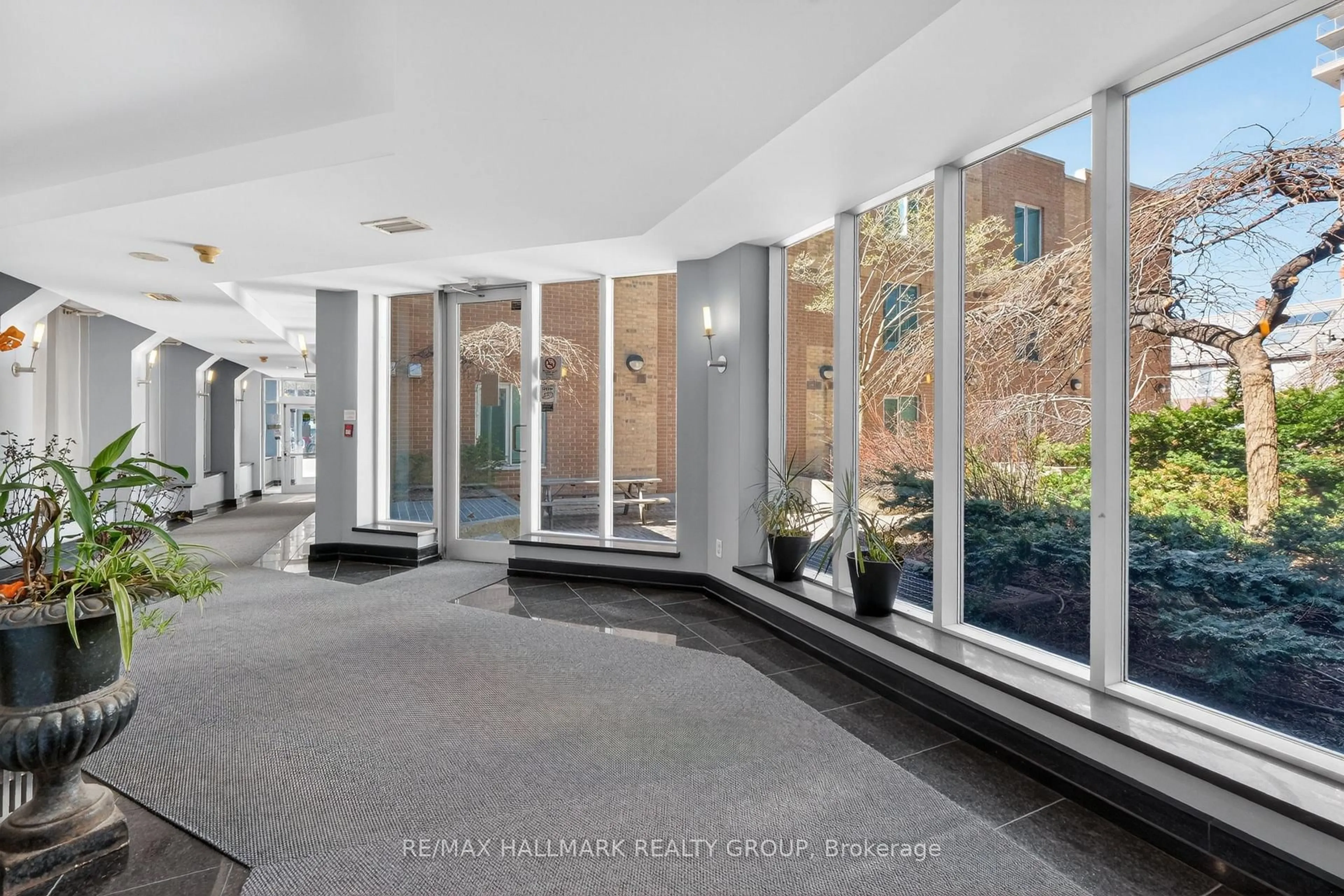 Indoor foyer for 134 York St #1401, Ottawa Ontario K1N 1K8