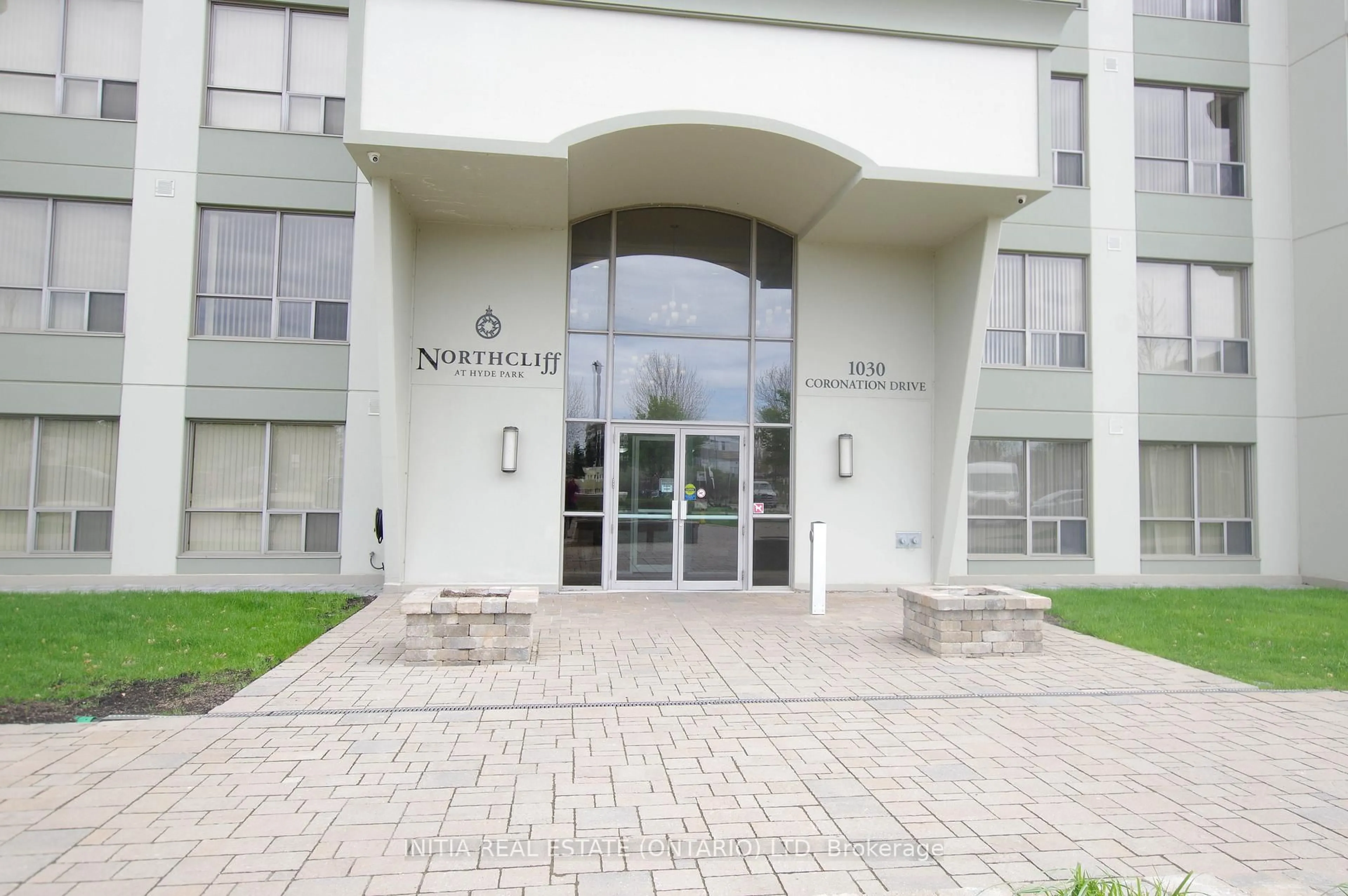Indoor foyer for 1030 Coronation Dr #807, London North Ontario N6G 0G5