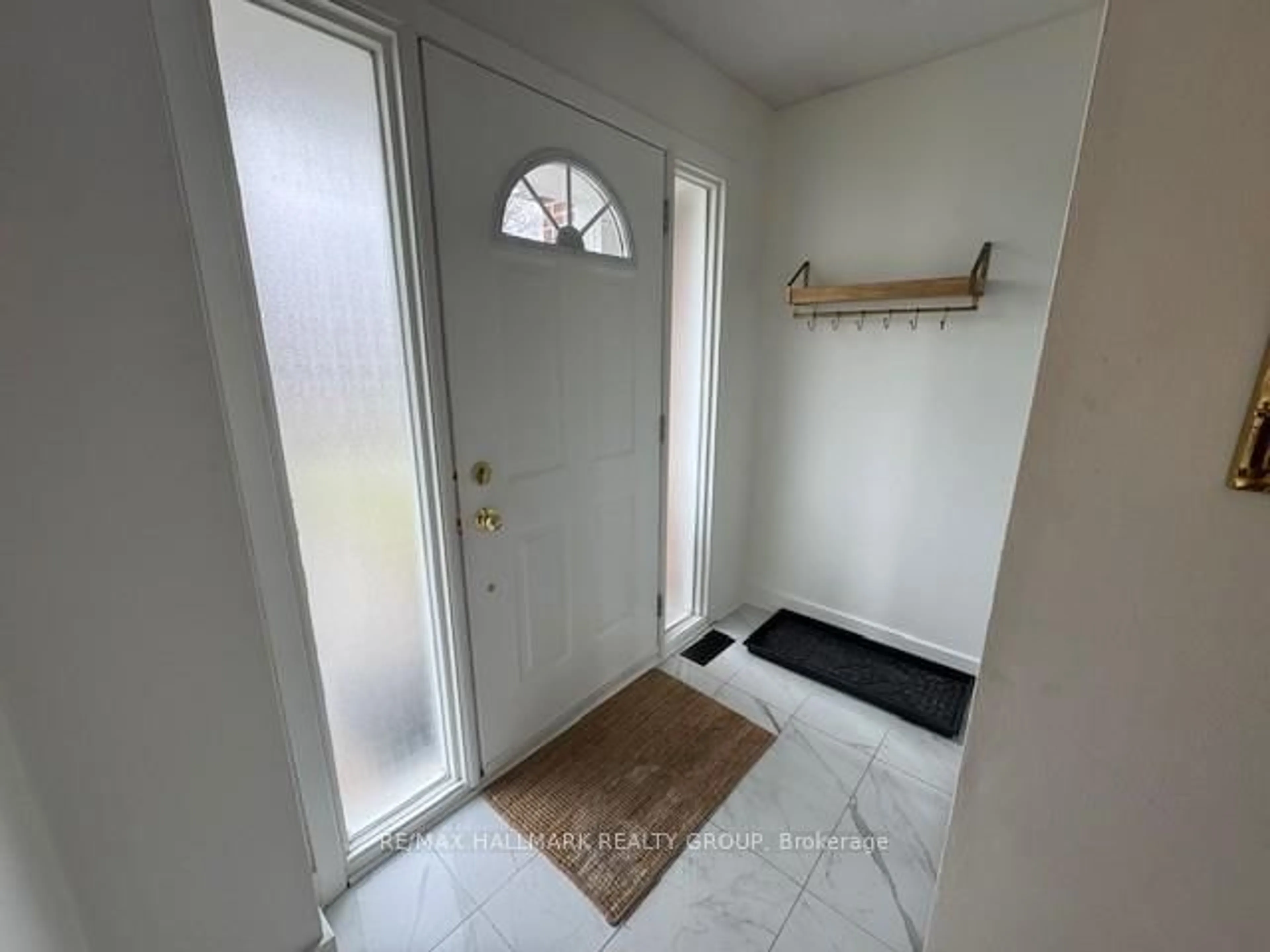 Indoor entryway for 912 Dynes Rd, Ottawa Ontario K2C 0G8
