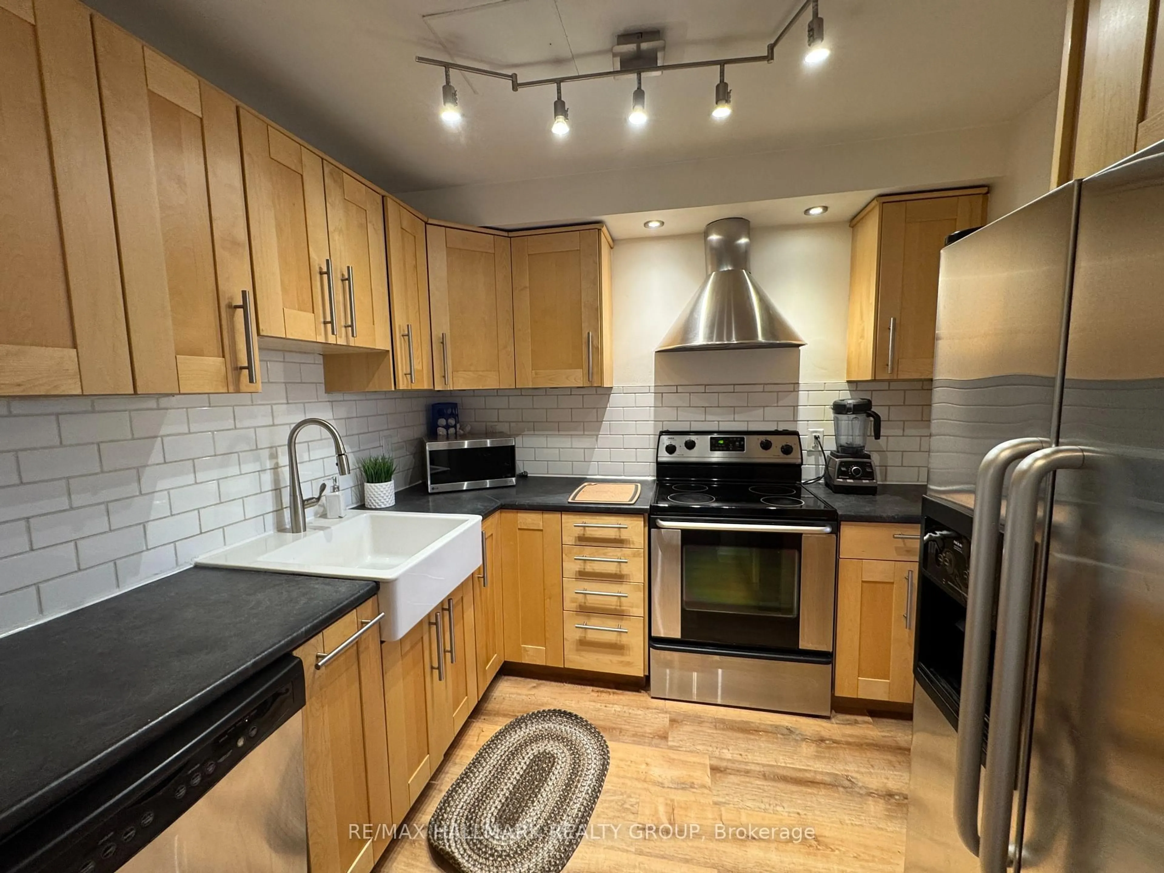Standard kitchen, unknown for 912 Dynes Rd, Ottawa Ontario K2C 0G8