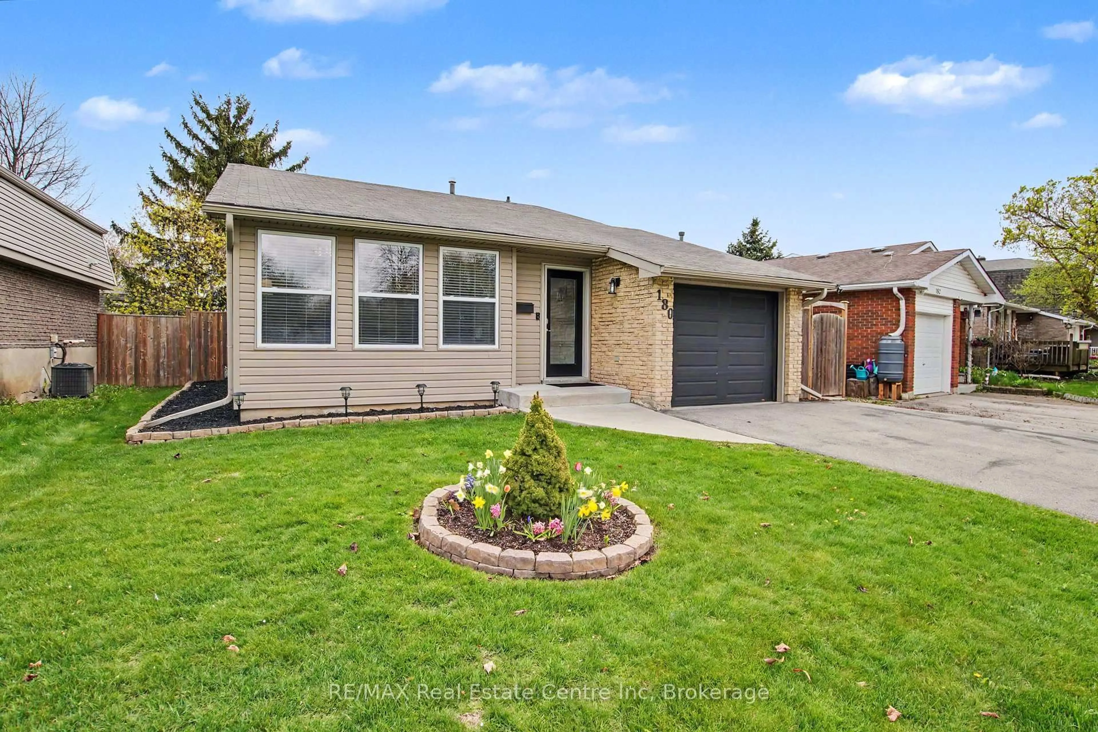 Home with vinyl exterior material, street for 180 Sunset Blvd, Cambridge Ontario N1S 4L2