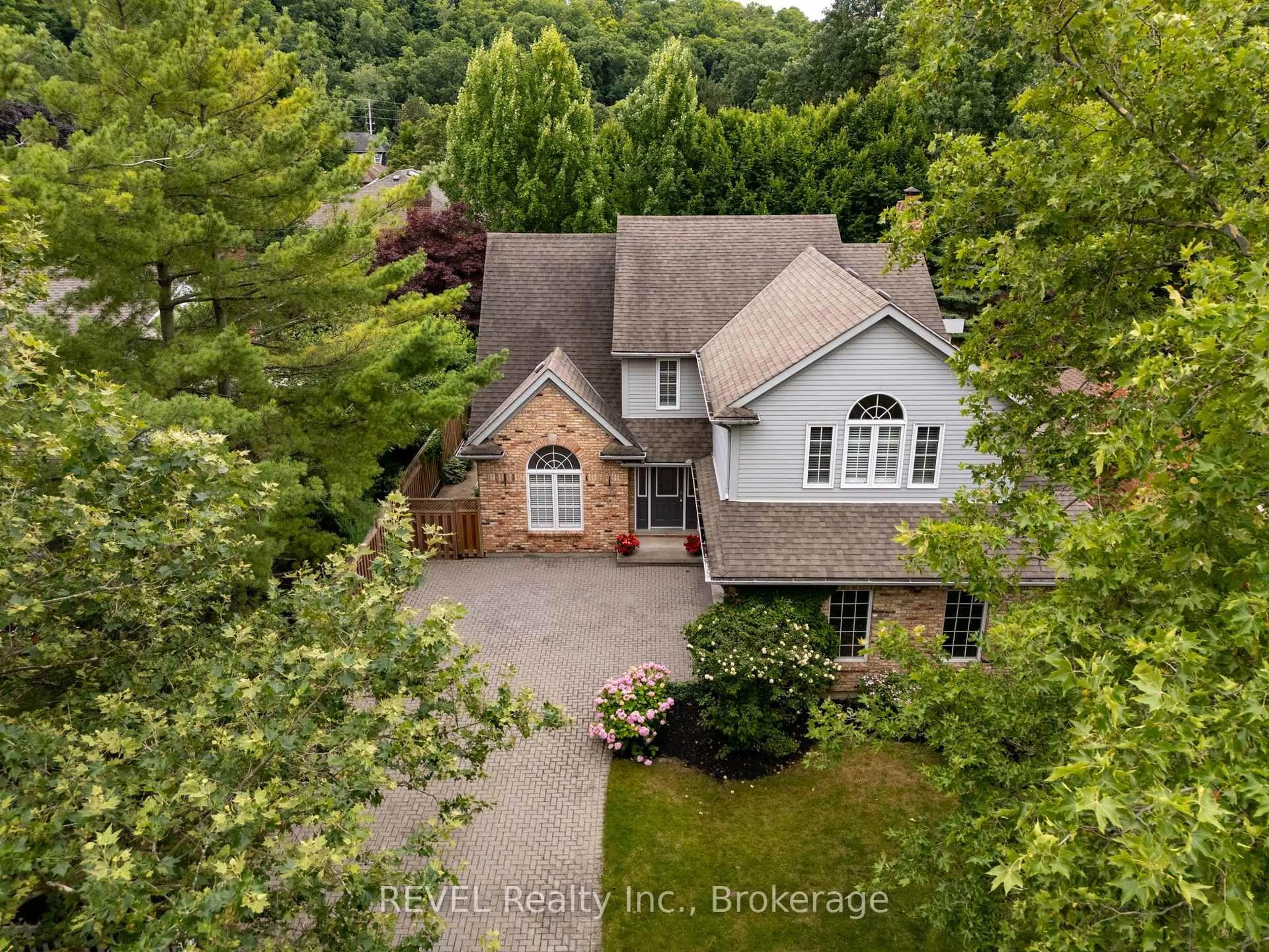A pic from outside/outdoor area/front of a property/back of a property/a pic from drone, unknown for 78 SOVEREIGN Dr, St. Catharines Ontario L2T 1Z7